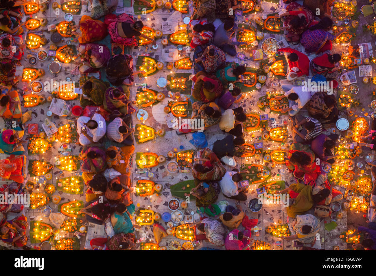 Dacca in Bangladesh. 17 Nov 2015. Migliaia di devoti indù si siede con Prodip e prega Dio di fronte Shri Shri Lokanath Brahmachari Ashram tempio durante il Kartik Brati o Rakher Upobash Dhaka il 17 novembre 2015. Ogni anno migliaia di devoti indù si riuniscono di fronte di Shri Shri Lokenath Brahmachari Ashram tempio per il Kartik Brati o Rakher Upobash festival religioso in Barodi, vicino a Dacca in Bangladesh. Fedeli di sedersi di fronte luce delle candele ( chiamato localmente come Prodip ) e assorbire nella preghiera...Lokenath Brahmachari chi è chiamato Baba Lokenath era un 18t Foto Stock