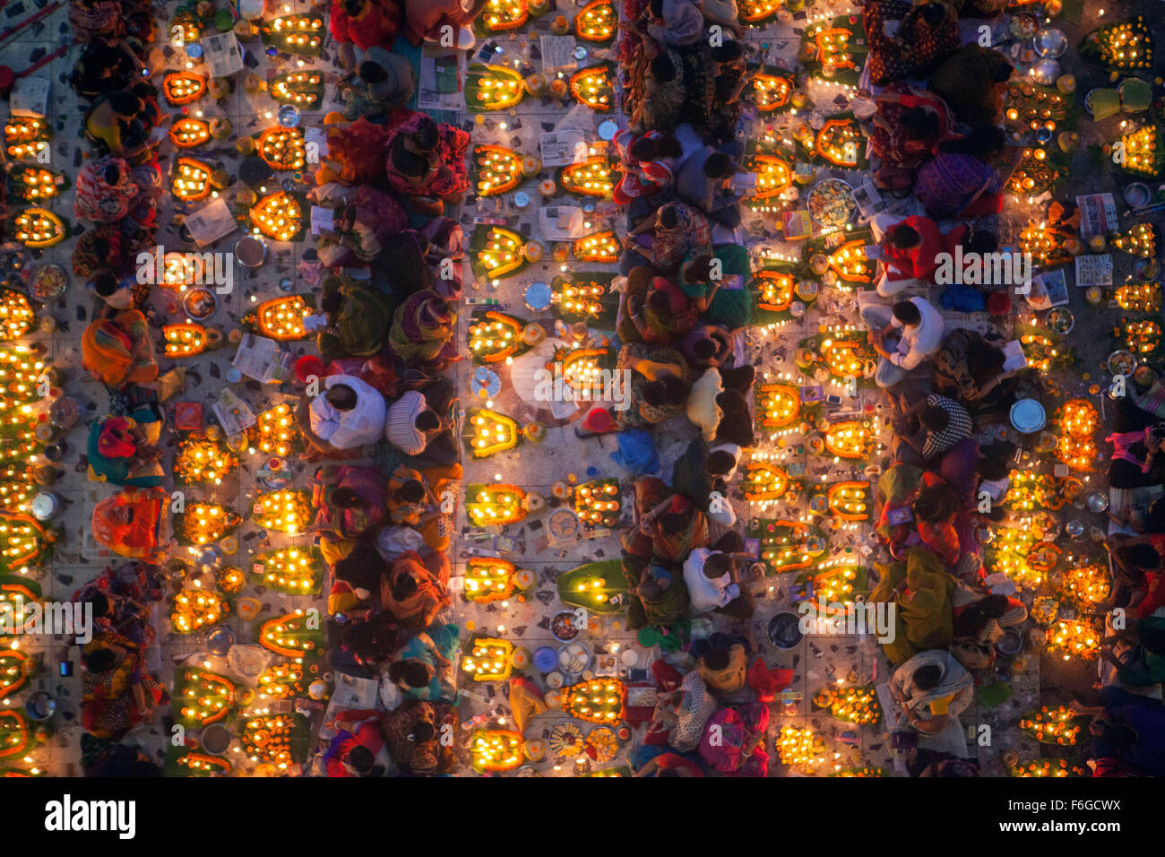 Dacca in Bangladesh. 17 Nov 2015. Migliaia di devoti indù si siede con Prodip e prega Dio di fronte Shri Shri Lokanath Brahmachari Ashram tempio durante il Kartik Brati o Rakher Upobash Dhaka il 17 novembre 2015. Ogni anno migliaia di devoti indù si riuniscono di fronte di Shri Shri Lokenath Brahmachari Ashram tempio per il Kartik Brati o Rakher Upobash festival religioso in Barodi, vicino a Dacca in Bangladesh. Fedeli di sedersi di fronte luce delle candele ( chiamato localmente come Prodip ) e assorbire nella preghiera...Lokenath Brahmachari chi è chiamato Baba Lokenath era un 18t Foto Stock