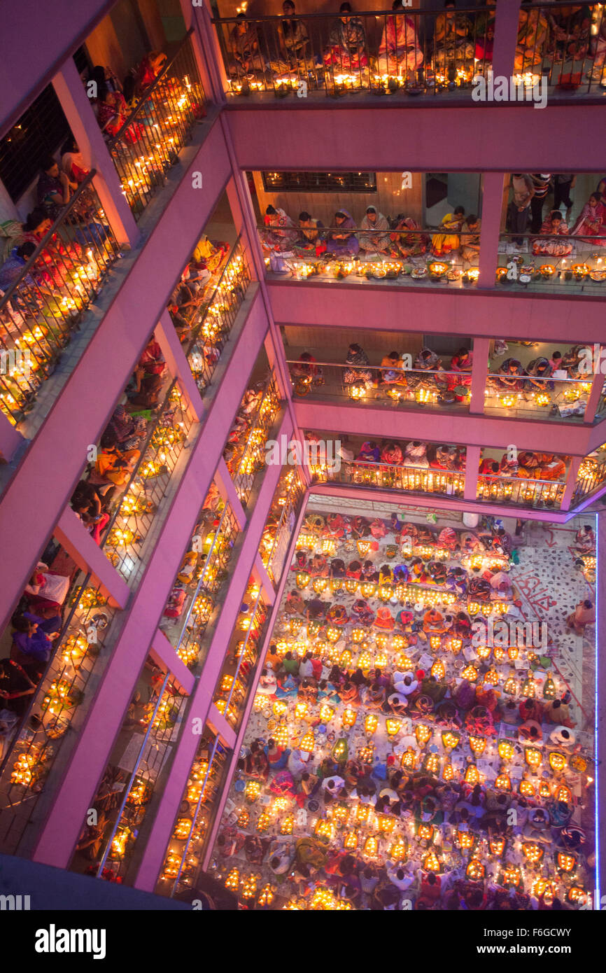 Dacca in Bangladesh. 17 Nov 2015. Migliaia di devoti indù si siede con Prodip e prega Dio di fronte Shri Shri Lokanath Brahmachari Ashram tempio durante il Kartik Brati o Rakher Upobash Dhaka il 17 novembre 2015. Ogni anno migliaia di devoti indù si riuniscono di fronte di Shri Shri Lokenath Brahmachari Ashram tempio per il Kartik Brati o Rakher Upobash festival religioso in Barodi, vicino a Dacca in Bangladesh. Fedeli di sedersi di fronte luce delle candele ( chiamato localmente come Prodip ) e assorbire nella preghiera...Lokenath Brahmachari chi è chiamato Baba Lokenath era un 18t Foto Stock