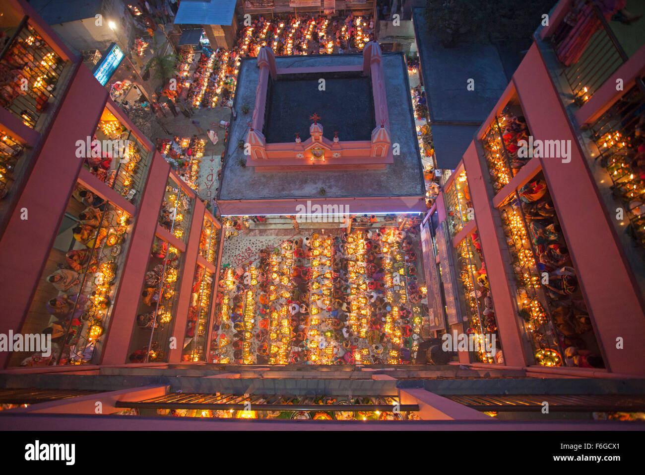 Dacca in Bangladesh. 17 Nov 2015. Migliaia di devoti indù si siede con Prodip e prega Dio di fronte Shri Shri Lokanath Brahmachari Ashram tempio durante il Kartik Brati o Rakher Upobash Dhaka il 17 novembre 2015. Ogni anno migliaia di devoti indù si riuniscono di fronte di Shri Shri Lokenath Brahmachari Ashram tempio per il Kartik Brati o Rakher Upobash festival religioso in Barodi, vicino a Dacca in Bangladesh. Fedeli di sedersi di fronte luce delle candele ( chiamato localmente come Prodip ) e assorbire nella preghiera...Lokenath Brahmachari chi è chiamato Baba Lokenath era un 18t Foto Stock