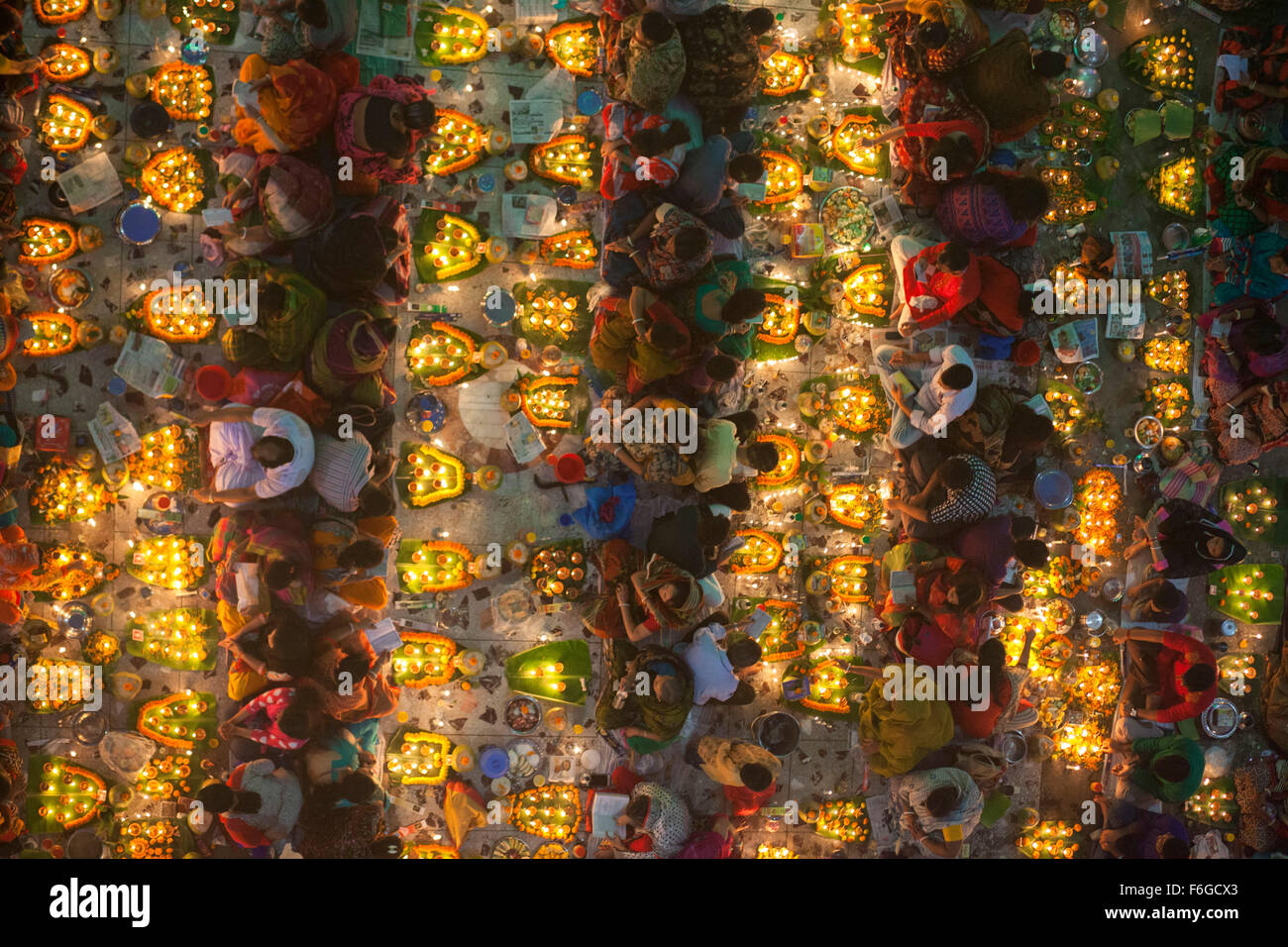 Dacca in Bangladesh. 17 Nov 2015. Migliaia di devoti indù si siede con Prodip e prega Dio di fronte Shri Shri Lokanath Brahmachari Ashram tempio durante il Kartik Brati o Rakher Upobash Dhaka il 17 novembre 2015. Ogni anno migliaia di devoti indù si riuniscono di fronte di Shri Shri Lokenath Brahmachari Ashram tempio per il Kartik Brati o Rakher Upobash festival religioso in Barodi, vicino a Dacca in Bangladesh. Fedeli di sedersi di fronte luce delle candele ( chiamato localmente come Prodip ) e assorbire nella preghiera...Lokenath Brahmachari chi è chiamato Baba Lokenath era un 18t Foto Stock