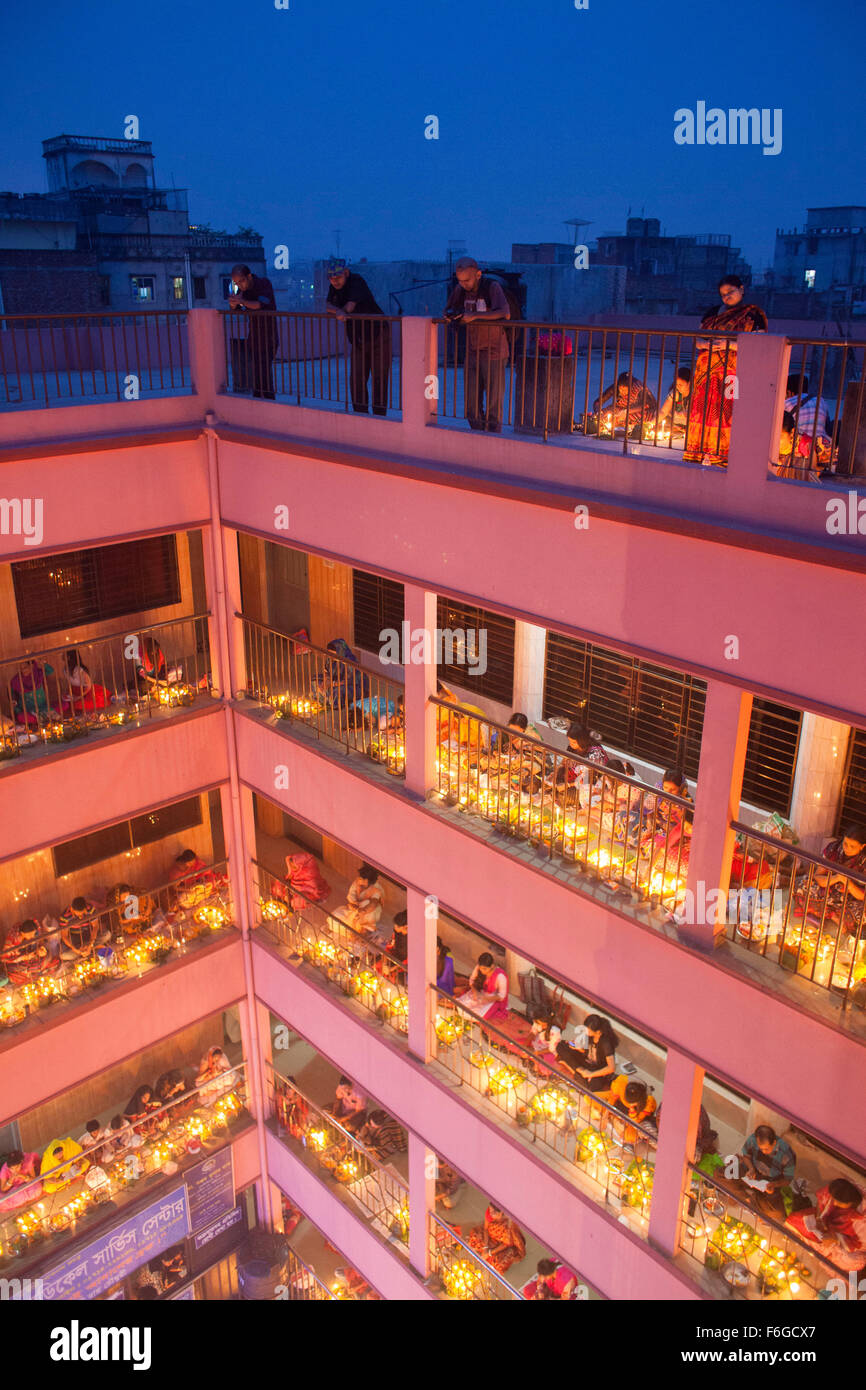 Dacca in Bangladesh. 17 Nov 2015. Migliaia di devoti indù si siede con Prodip e prega Dio di fronte Shri Shri Lokanath Brahmachari Ashram tempio durante il Kartik Brati o Rakher Upobash Dhaka il 17 novembre 2015. Ogni anno migliaia di devoti indù si riuniscono di fronte di Shri Shri Lokenath Brahmachari Ashram tempio per il Kartik Brati o Rakher Upobash festival religioso in Barodi, vicino a Dacca in Bangladesh. Fedeli di sedersi di fronte luce delle candele ( chiamato localmente come Prodip ) e assorbire nella preghiera...Lokenath Brahmachari chi è chiamato Baba Lokenath era un 18t Foto Stock