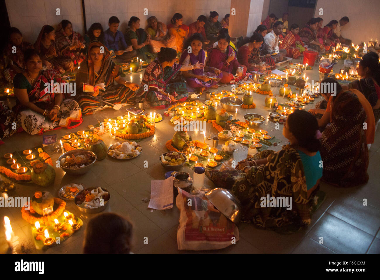 Dacca in Bangladesh. 17 Nov 2015. Migliaia di devoti indù si siede con Prodip e prega Dio di fronte Shri Shri Lokanath Brahmachari Ashram tempio durante il Kartik Brati o Rakher Upobash Dhaka il 17 novembre 2015. Ogni anno migliaia di devoti indù si riuniscono di fronte di Shri Shri Lokenath Brahmachari Ashram tempio per il Kartik Brati o Rakher Upobash festival religioso in Barodi, vicino a Dacca in Bangladesh. Fedeli di sedersi di fronte luce delle candele ( chiamato localmente come Prodip ) e assorbire nella preghiera...Lokenath Brahmachari chi è chiamato Baba Lokenath era un 18t Foto Stock