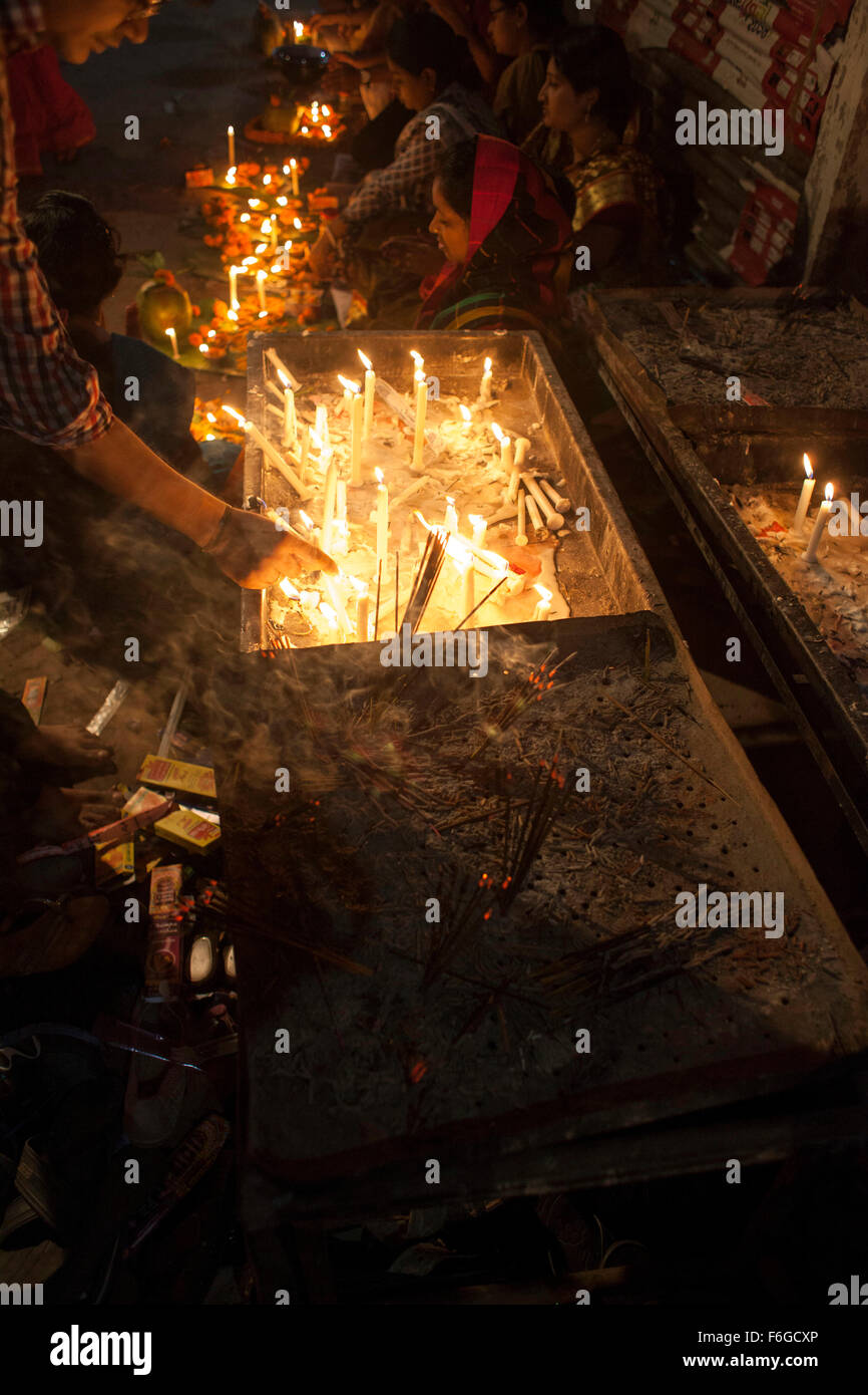 Dacca in Bangladesh. 17 Nov 2015. Migliaia di devoti indù si siede con Prodip e prega Dio di fronte Shri Shri Lokanath Brahmachari Ashram tempio durante il Kartik Brati o Rakher Upobash Dhaka il 17 novembre 2015. Ogni anno migliaia di devoti indù si riuniscono di fronte di Shri Shri Lokenath Brahmachari Ashram tempio per il Kartik Brati o Rakher Upobash festival religioso in Barodi, vicino a Dacca in Bangladesh. Fedeli di sedersi di fronte luce delle candele ( chiamato localmente come Prodip ) e assorbire nella preghiera...Lokenath Brahmachari chi è chiamato Baba Lokenath era un 18t Foto Stock