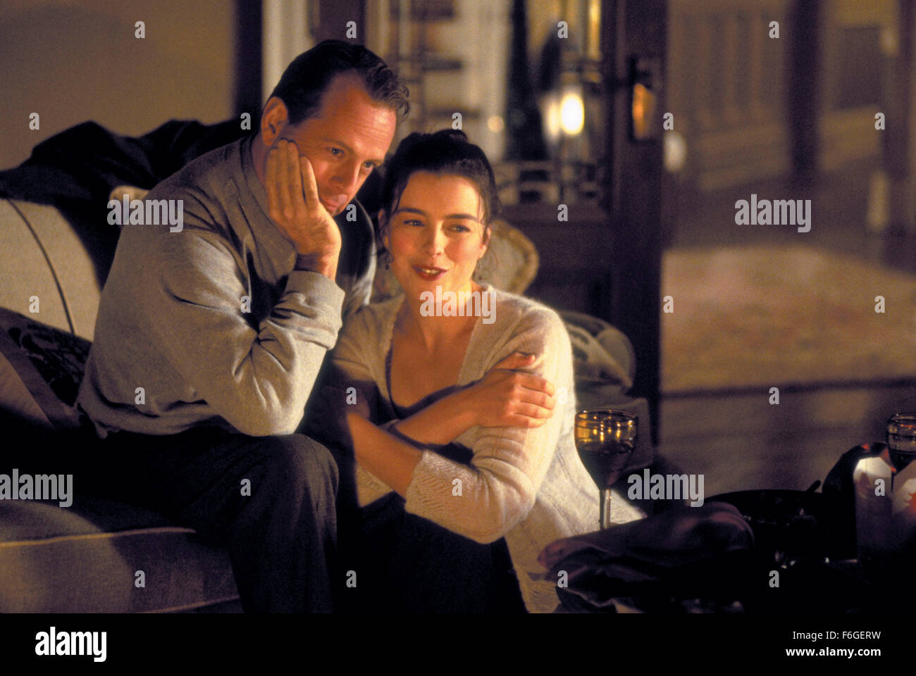 Maggio 03, 1999; Hollywood, CA, Stati Uniti d'America; attori Bruce Willis come Malcolm Crowe e OLIVIA WILLIAMS come Anna Crowe star nel mistero-dramma- thriller 'Il sesto senso" diretto da notte del M. Shymalan. Malcom Crowe (Bruce Willis) è uno psicologo infantile si assume il compito di reticolazione di un giovane ragazzo con gli stessi mali come un ex-paziente. Questo ragazzo 'sseo morti." Crowe spende un sacco di tempo con il ragazzo (Cole) molto per la costernazione di sua moglie. Foto Stock