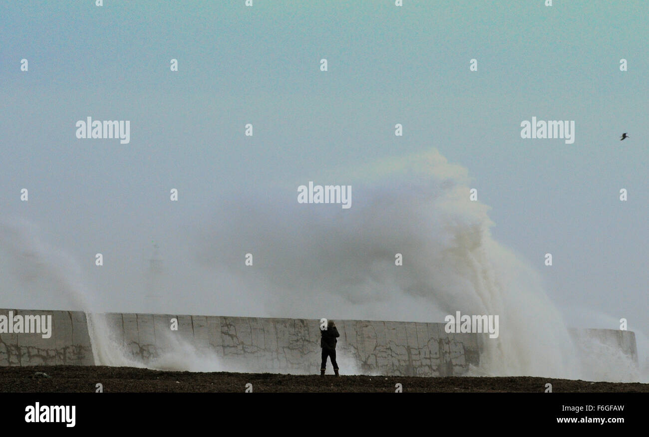 Newhaven, East Sussex, Regno Unito. 17th novembre 2015. La tempesta di crepuscolo Barney batta il braccio e faro ovest. Foto Stock