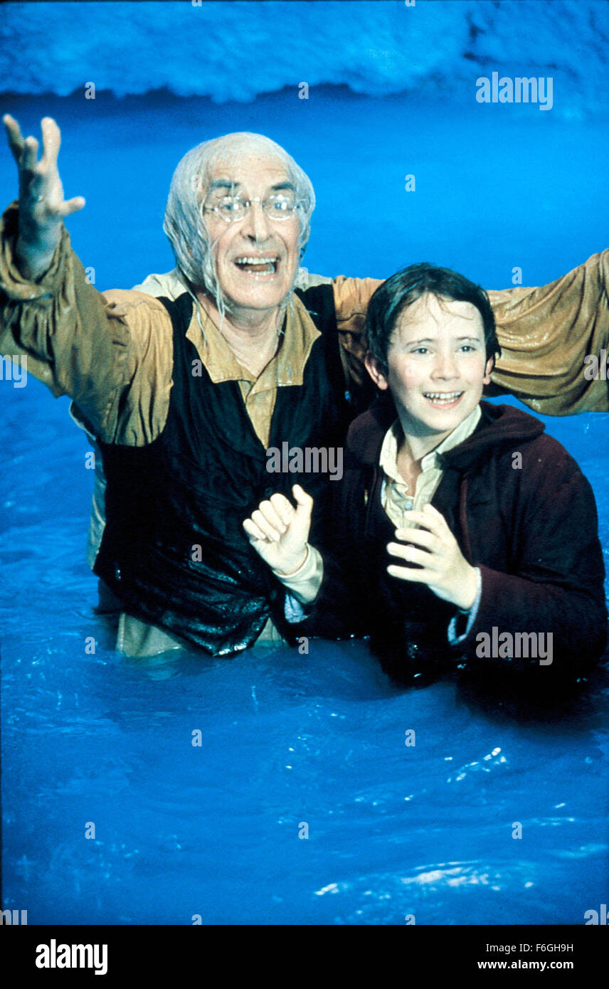 Nov 15, 1999; Londra, UK; attore Martin Landau stelle come Geppetto e GABRIEL THOMPSON come Pinocchio in Pinocchio II Productions, Ltd. film fantasy, "Pinocchio" diretto da Michael Anderson. Foto Stock