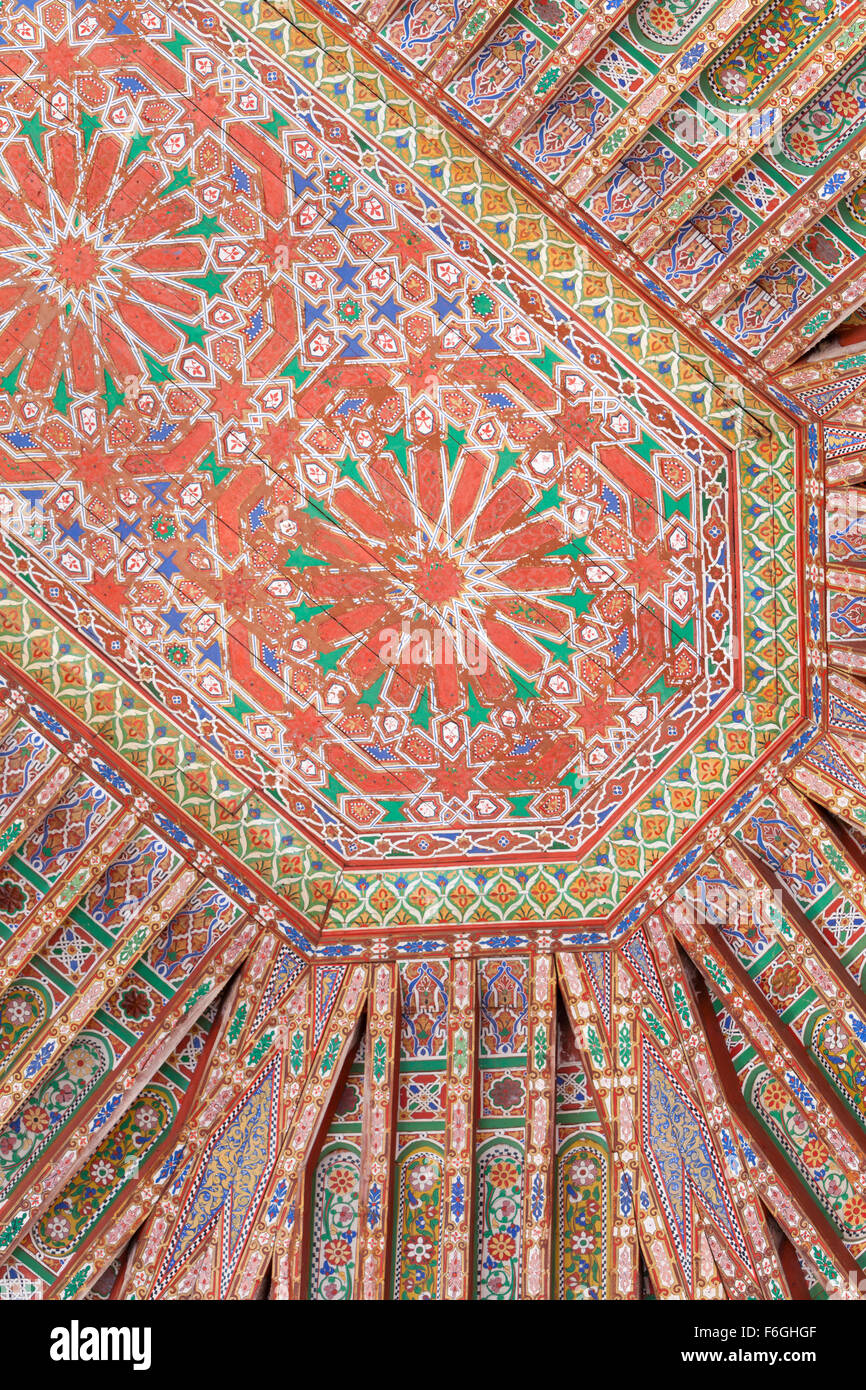Dettaglio di uno dei soffitti decorati nel Palazzo della Bahia in Marrakech, Marocco Foto Stock