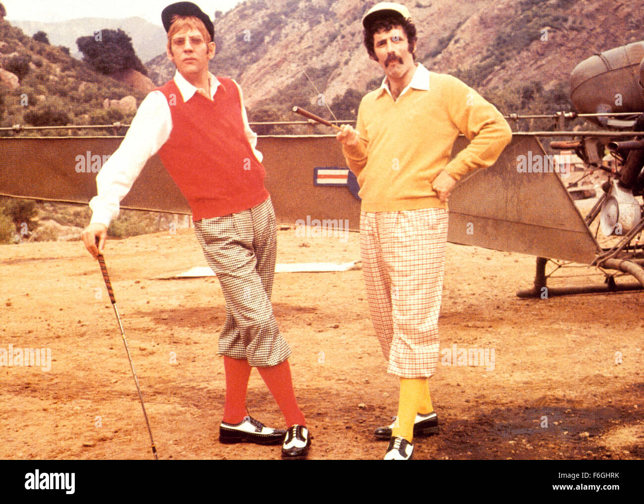 Il titolo del film: MASH. Regista: Robert Altman. STUDIO: 20TH Century Fox. Trama: il personale di una guerra di Corea ospedale da campo utilizzare umorismo e hijinks per mantenere la loro sanità mentale di fronte all orrore della guerra. Hawkeye Pierce (Donald Sutherland), duca Forrest (Tom Skerrit) e Trapper John mcintyre (Elliott Gould) sono esercito tre chirurghi che sono elaborati e assegnati a un gruppo di mescolanza in Corea. È evidente fin dall inizio che sono un trio di ribelle, womanising regola interruttori intento a causa del male. È anche evidente che essi sono bene il loro lavoro. Essi si scontrano quasi immediatamente con il fasto Foto Stock