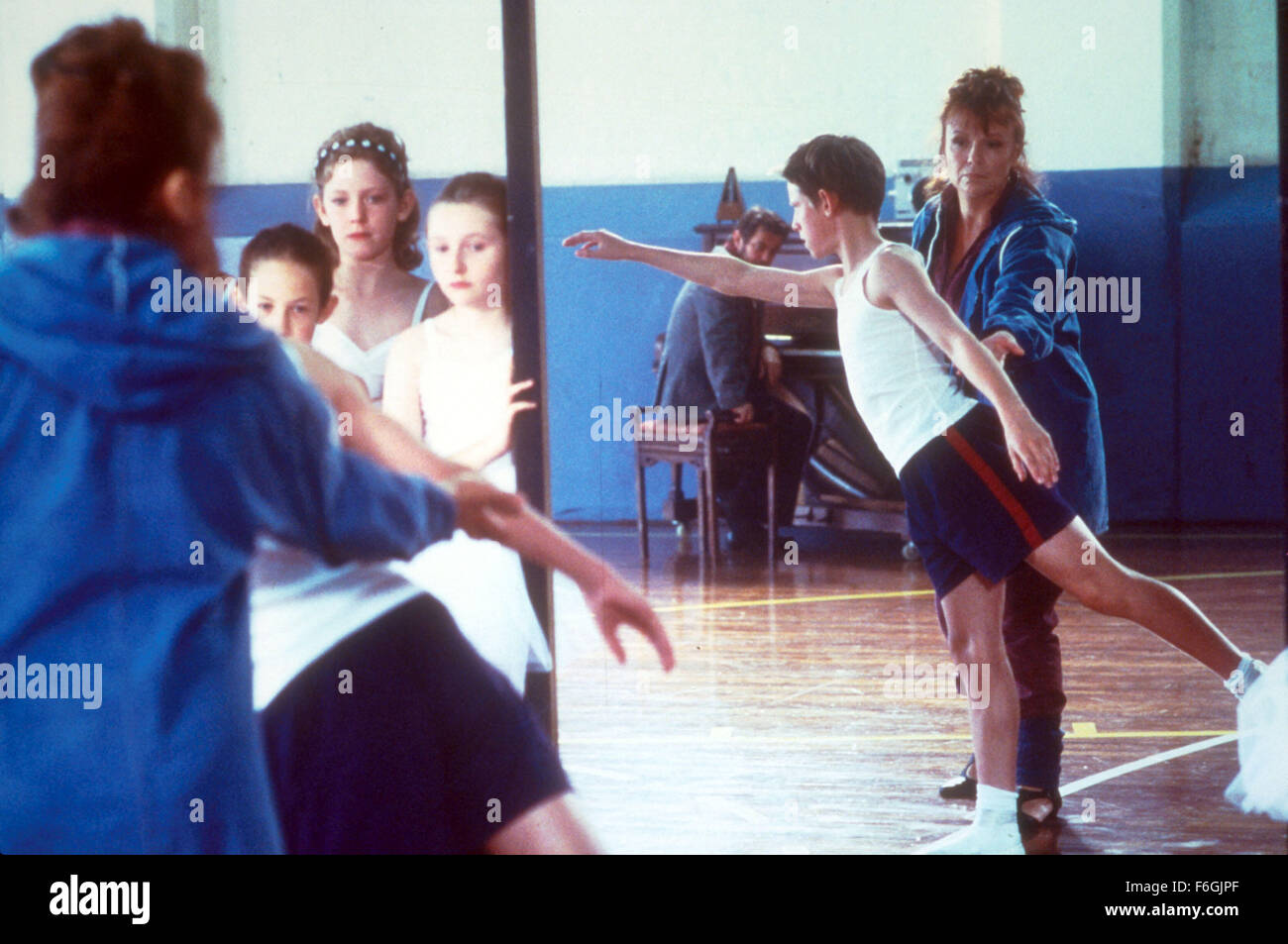 Data di rilascio: 12 ottobre 2000. Il titolo del filmato: Billy Elliot. STUDIO: BBC Films. Trama: sullo sfondo del 1984 del minatore sciopero, Billy Elliot è un ragazzo di 11 anni che inciampa fuori del pugilato ring e sul pavimento di balletto. Egli affronta molte prove e trionfa come egli si sforza di conquistare la sua famiglia impostare modi, conflitto interno e di stare sulle sue dita. Nella foto: Jamie Bell come Billy Eliot. (Credito Immagine: c BBC Films/Entertainment Immagini) Foto Stock