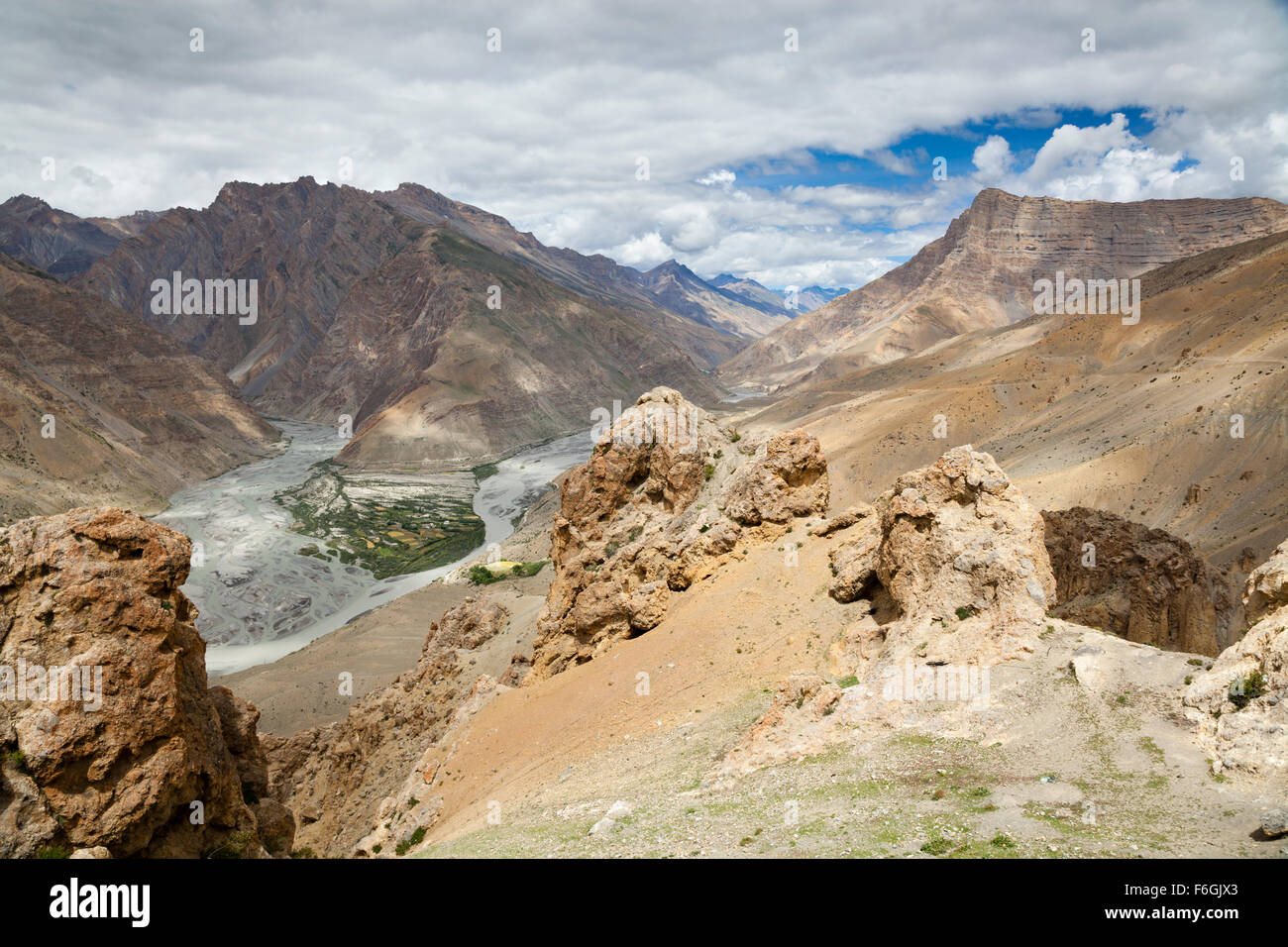 Le formazioni rocciose di fiumi e di erosione in spiti river, Himachal Pradesh, India del nord Foto Stock