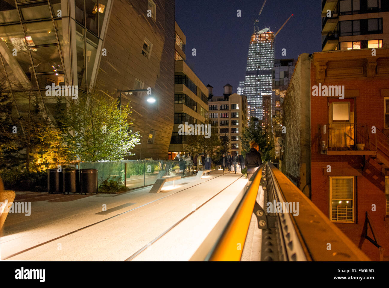 La linea alta Park di New York City, Stati Uniti d'America. Un progetto di rigenerazione per girare un ex ferrovia sopraelevata in un parco. Foto Stock