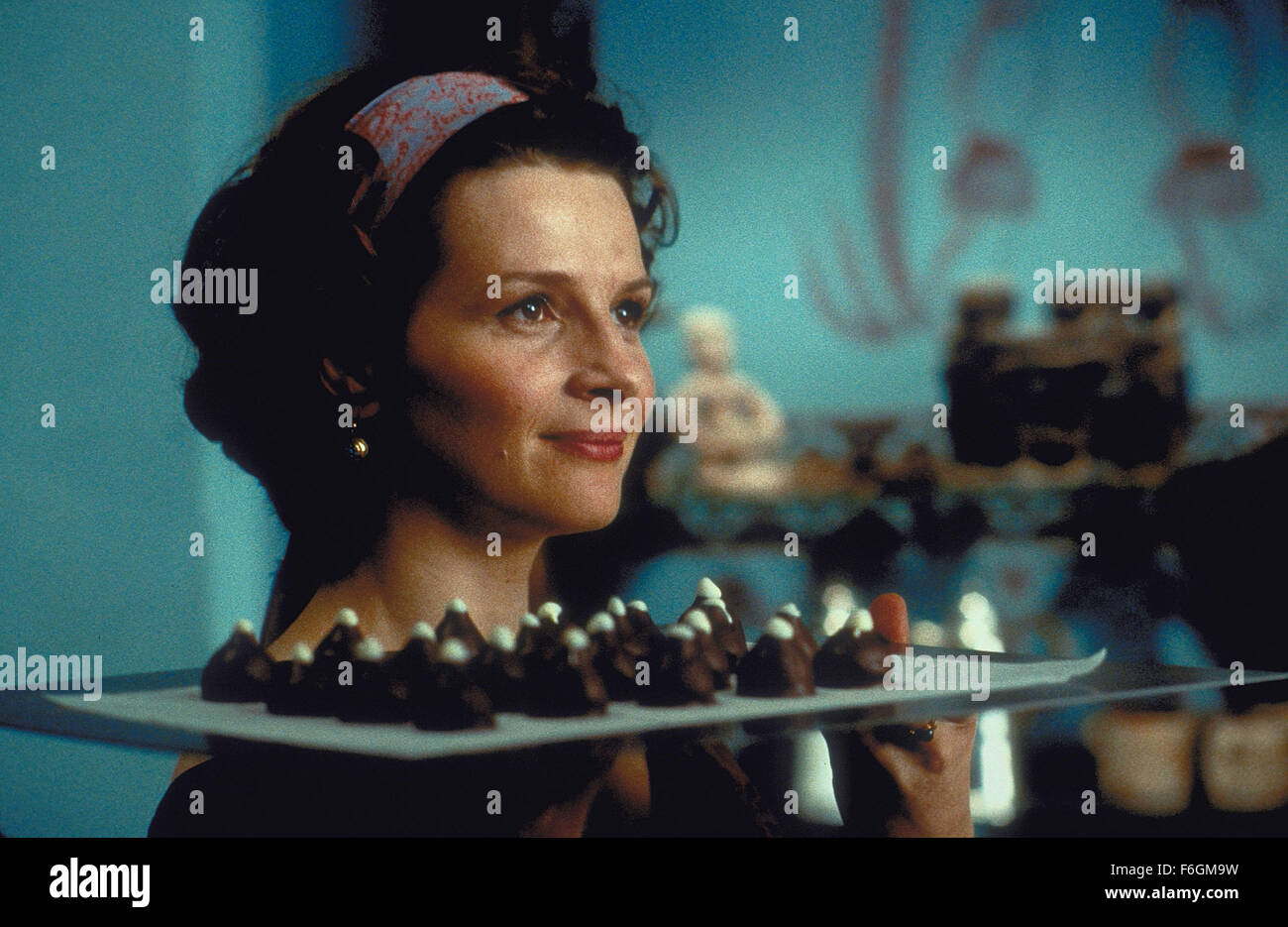 Dic 15, 2000; Los Angeles, CA, Stati Uniti d'America; attrice JULIETTE BINOCHE come Vianne Rocher in la Miramax film commedia romantica, "Chocolat". Foto Stock