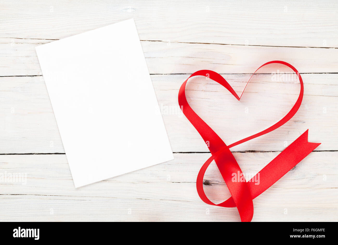 Photo Frame o carta regalo di San Valentino a forma di cuore nastro sulla tavola di legno sfondo Foto Stock