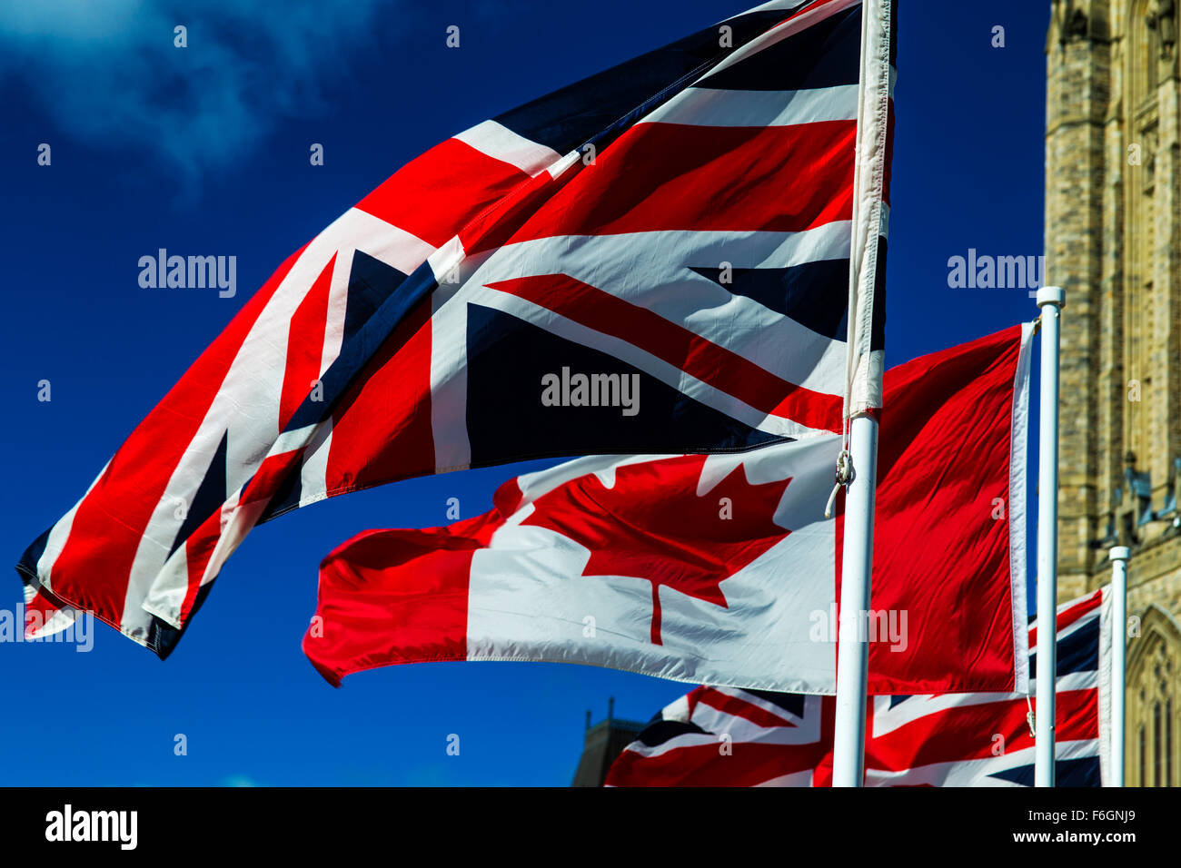 British e bandiere canadesi sulla bandiera pole Foto Stock