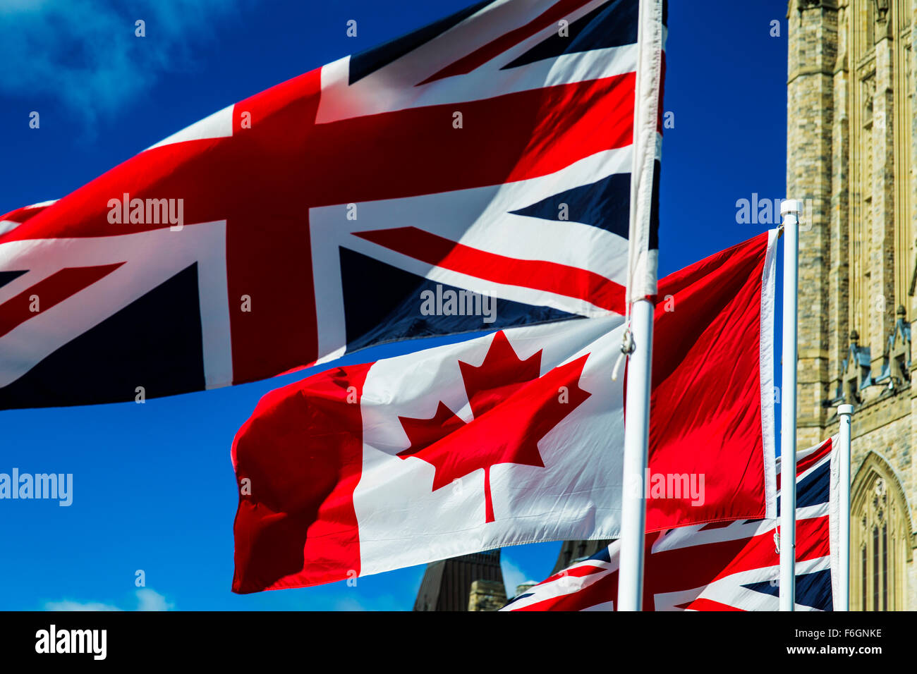 British e bandiere canadesi sulla bandiera pole Foto Stock