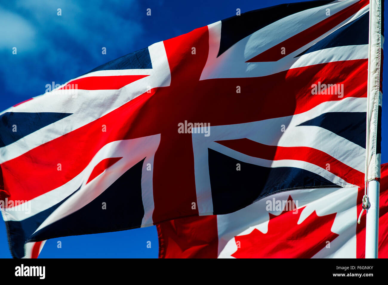 British e bandiere canadesi sulla bandiera pole Foto Stock