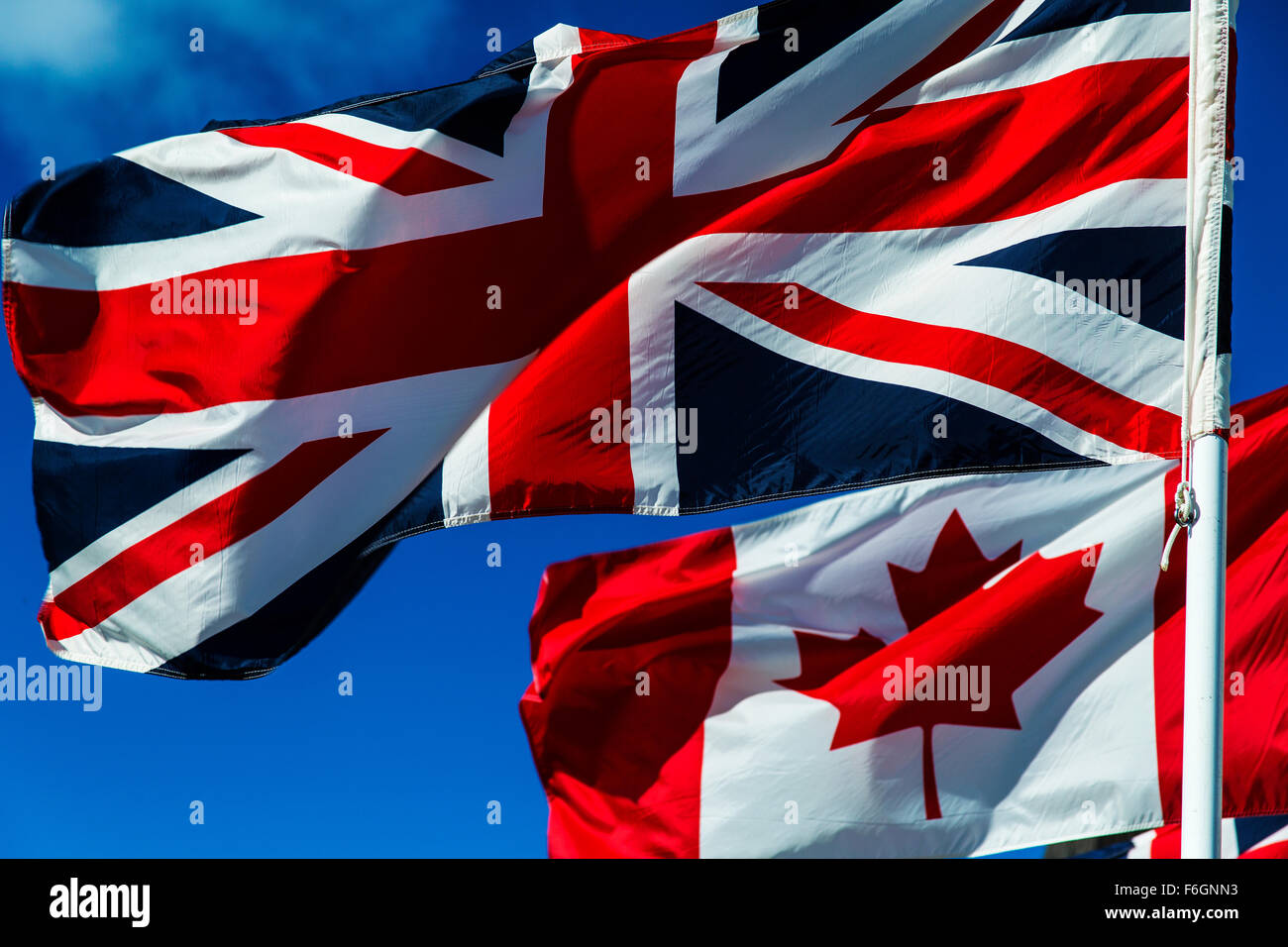 British e bandiere canadesi sulla bandiera pole Foto Stock