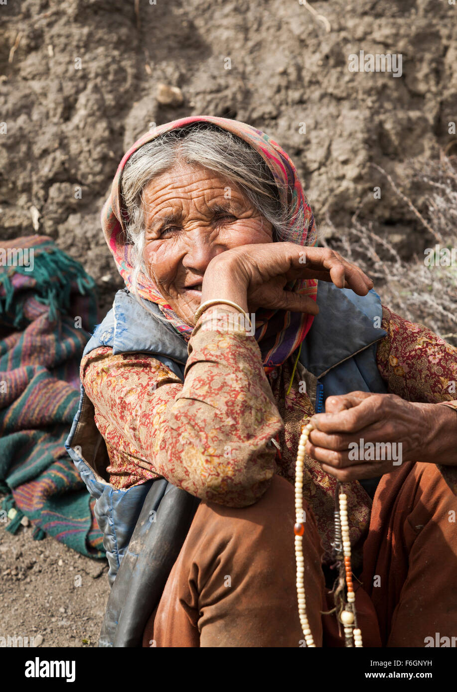 Anziani donna indiana road lavoratore in abito tradizionale dalla regione himalayana di Himachal Pradesh Foto Stock