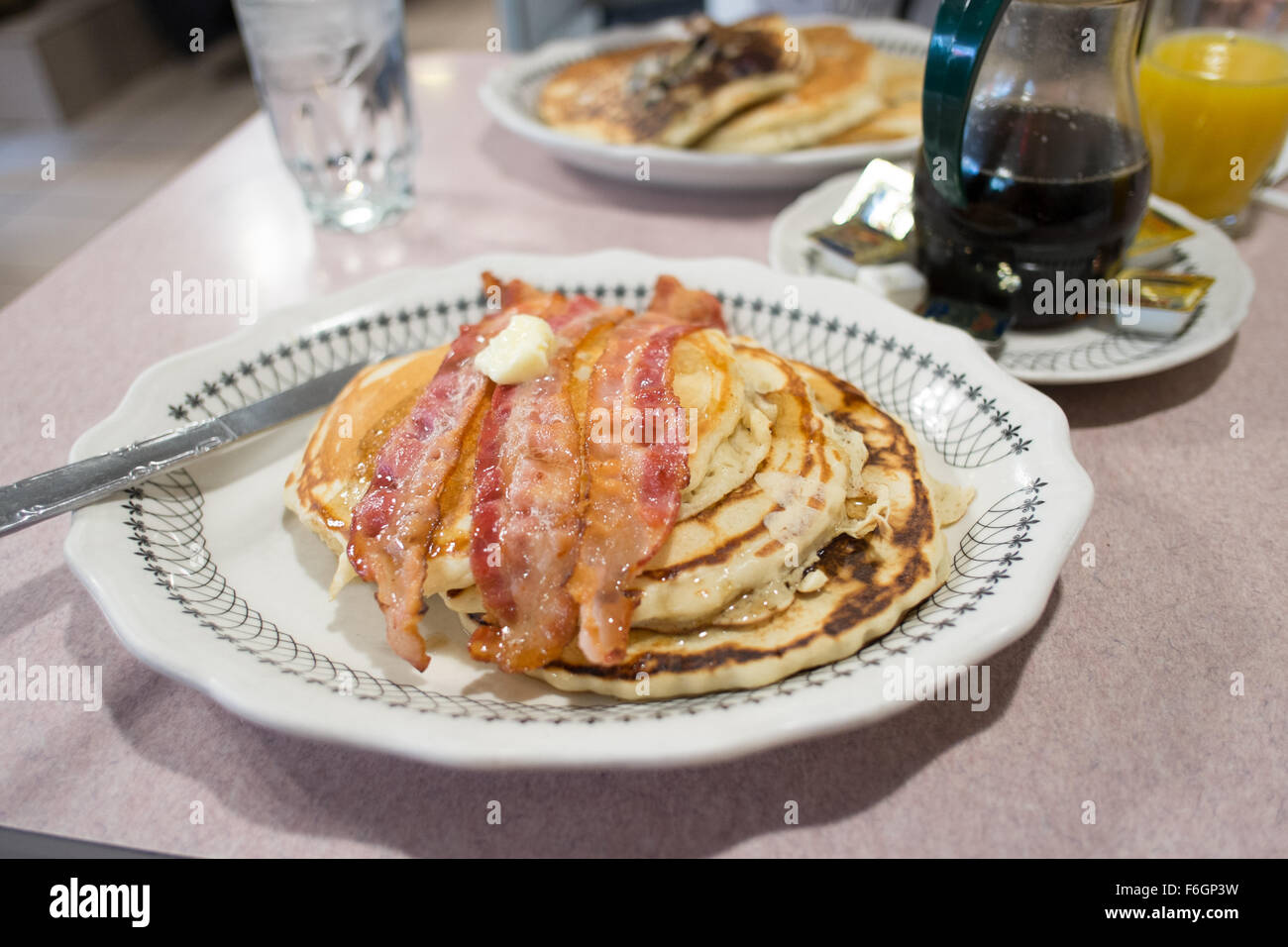 Una Malsana Prima colazione in una New York City Diner. La pancetta e pancakes. Foto Stock