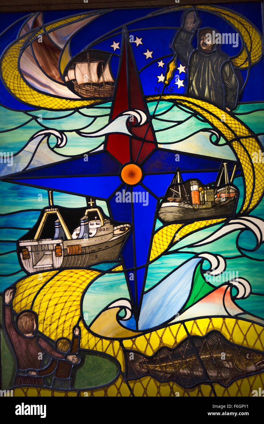 Regno Unito, Inghilterra, nello Yorkshire, Hull, Chiesa della Santa Trinità, piombato vetro macchiato memorial a scafo pescatori perso in mare Foto Stock