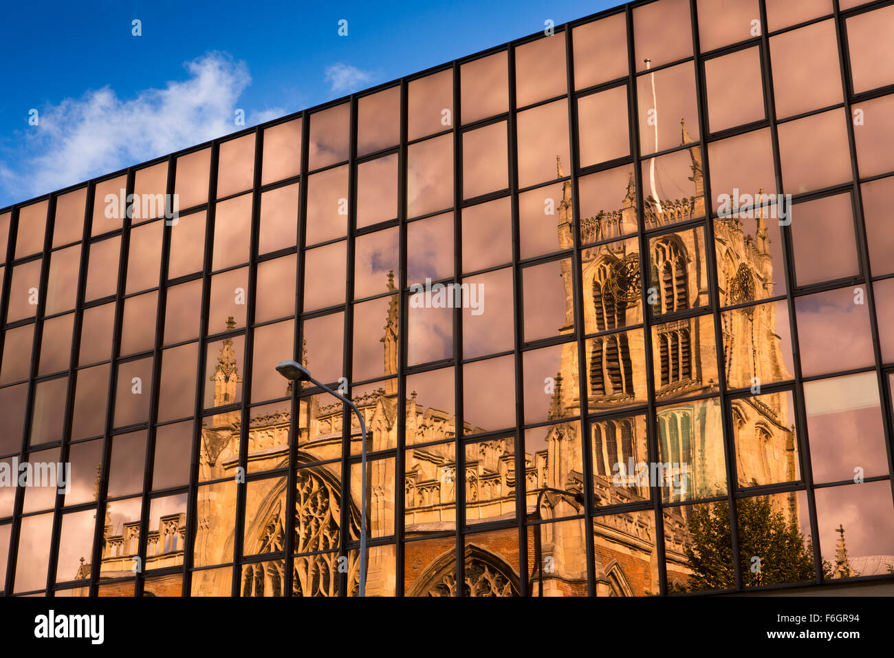 Regno Unito, Inghilterra, nello Yorkshire, Hull, Market Place, Chiesa della Santa Trinità si riflette in Windows Foto Stock