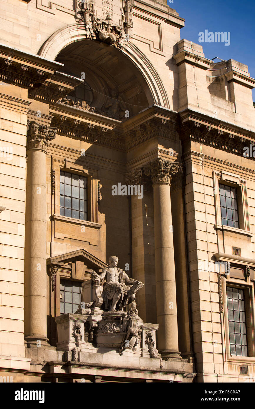 Regno Unito, Inghilterra, nello Yorkshire, Hull, Alfred Gelder Street, seduto statua classica sul lato della Guildhall Foto Stock