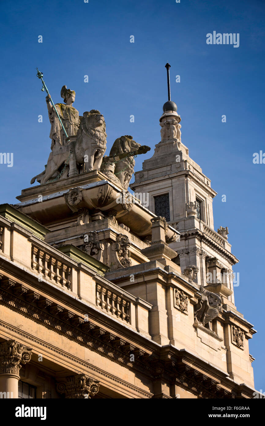 Regno Unito, Inghilterra, nello Yorkshire, Hull, Alfred Gelder Street, Guildhall, tetto statua della Britannia con i lions Foto Stock