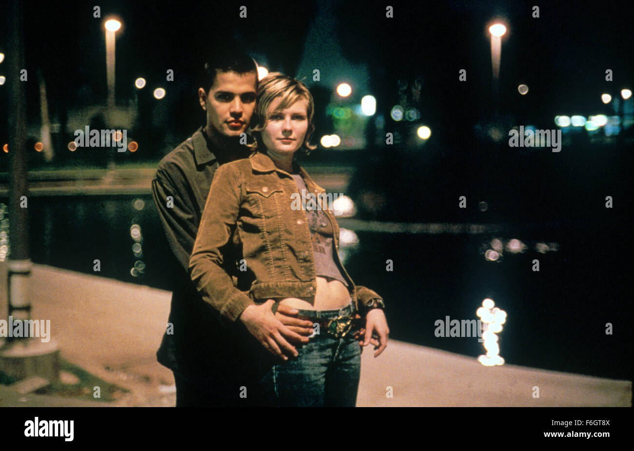 Giu 28, 2001; Hollywood, CA, Stati Uniti d'America; Kirsten Dunst come Nicole Oakley e Jay Hernandez come Carlos Nunez nel dramma romantico ''Crazy/Bella" diretto da John Stockwell. Foto Stock