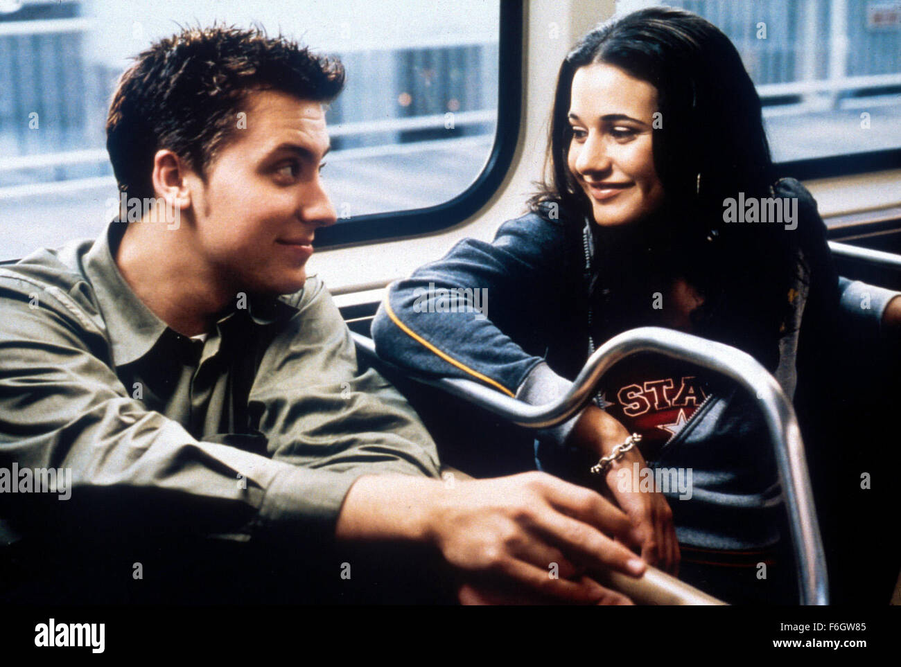 Oct 09, 2001; Hollywood, CA, Stati Uniti d'America; LANCE BASS come Kevin e Emmanuelle Chriqui come Abbey nella commedia romantica ''sulla linea'' diretto da Eric Bross. Foto Stock