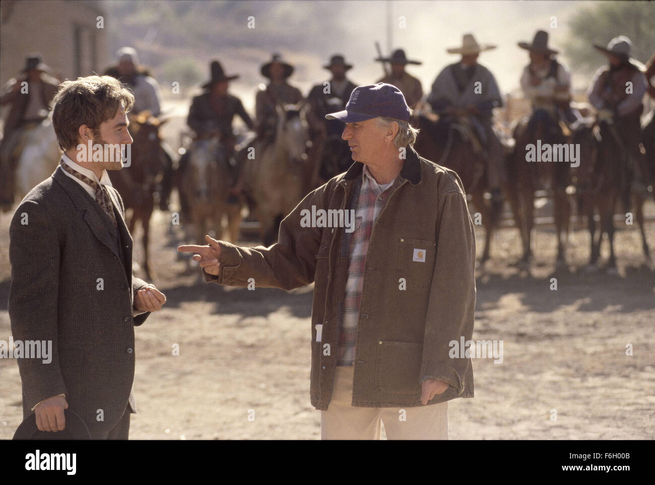 30 nov. 2001; Brooks, Alberta , Canada; l'ATTORE JAMES VAN DER BEEK stelle come Lincon Rodgers Dunnison sul set con il regista Steve miner in 'Texas Rangers.". Foto Stock