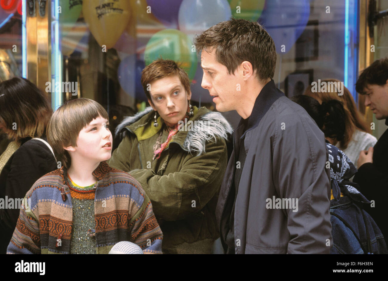 Data di rilascio: Aprile 26, 2002. Il titolo del filmato: Su un ragazzo. STUDIO: Universal Pictures. Trama: Basato su Nick Hornby dei best-seller, su un ragazzo è la storia di un cinico, immaturi giovane uomo che viene insegnato come comportarsi come un adulto con un bambino piccolo . Nella foto: Hugh Grant come sarà come NICHOLAS HOULT come Marcus. Foto Stock