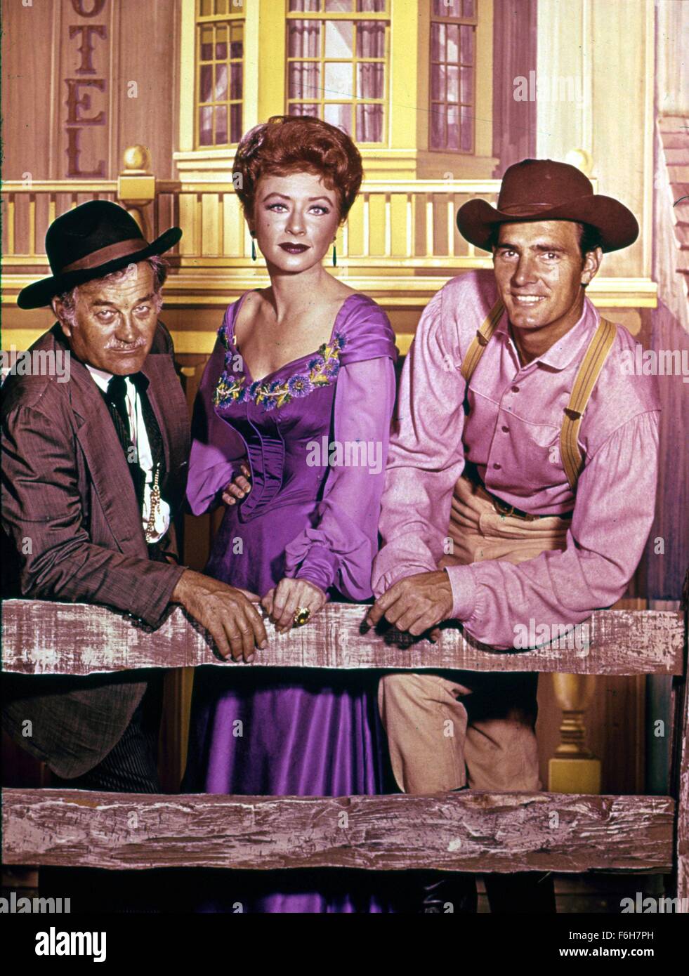 1963, il titolo del film: GUNSMOKE, nella foto: AMANDA BLAKE, MILBURN STONE. (Credito Immagine: SNAP) Foto Stock