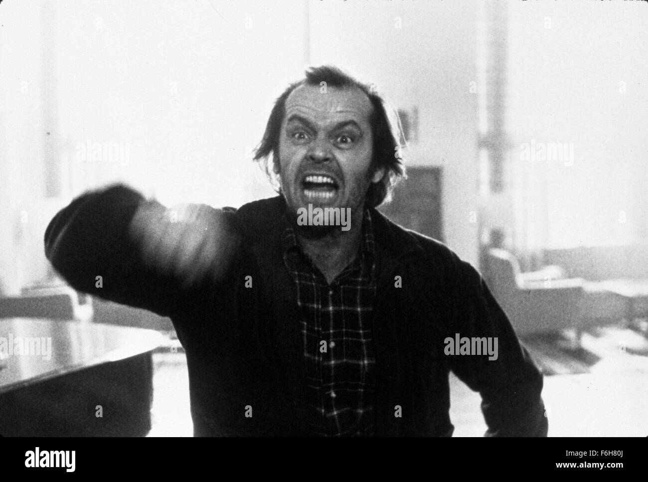 Data di rilascio: maggio 23, 1980 il titolo del filmato: Splende STUDIO: Hawk film direttore: Stanley Kubrick Stampa: una famiglia capi ad un isolato hotel per l'inverno dove un male e spirituale presenza influenza il padre nella violenza, mentre suo figlio psichico vede forebodings orribile del passato e del futuro nella foto: Jack Nicholson come Jack Torrance (credito Immagine: c Hawk film di intrattenimento/foto) Foto Stock