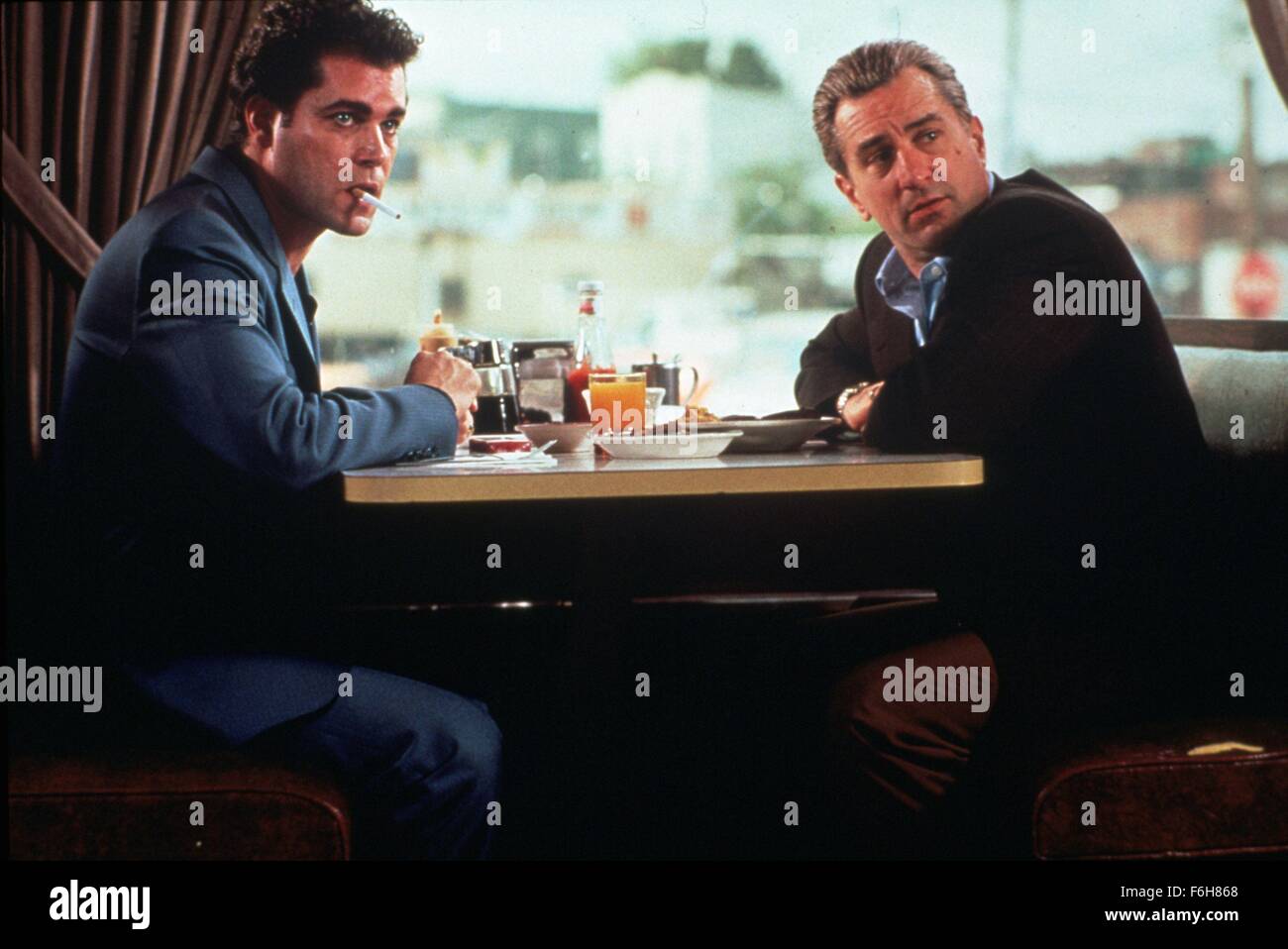 Data di rilascio: Settembre 19, 1990 il titolo del filmato: Goodfellas STUDIO: CBS Regia: Martin Scorsese trama: la storia di Irish-Italian American, Henry Hill, e come egli vive giorno per giorno la vita come un membro della mafia. Basato su una storia vera, la trama ruota attorno a Henry e i suoi due amici instabile Jimmy e Tommy come essi gradualmente salire la scala dalla microcriminalità di violenti omicidi. Nella foto: Robert DeNIRO come James Conway e Ray Liotta come Henry Hill. (Credito Immagine: c Warner Bros Foto/Immagini di intrattenimento) Foto Stock
