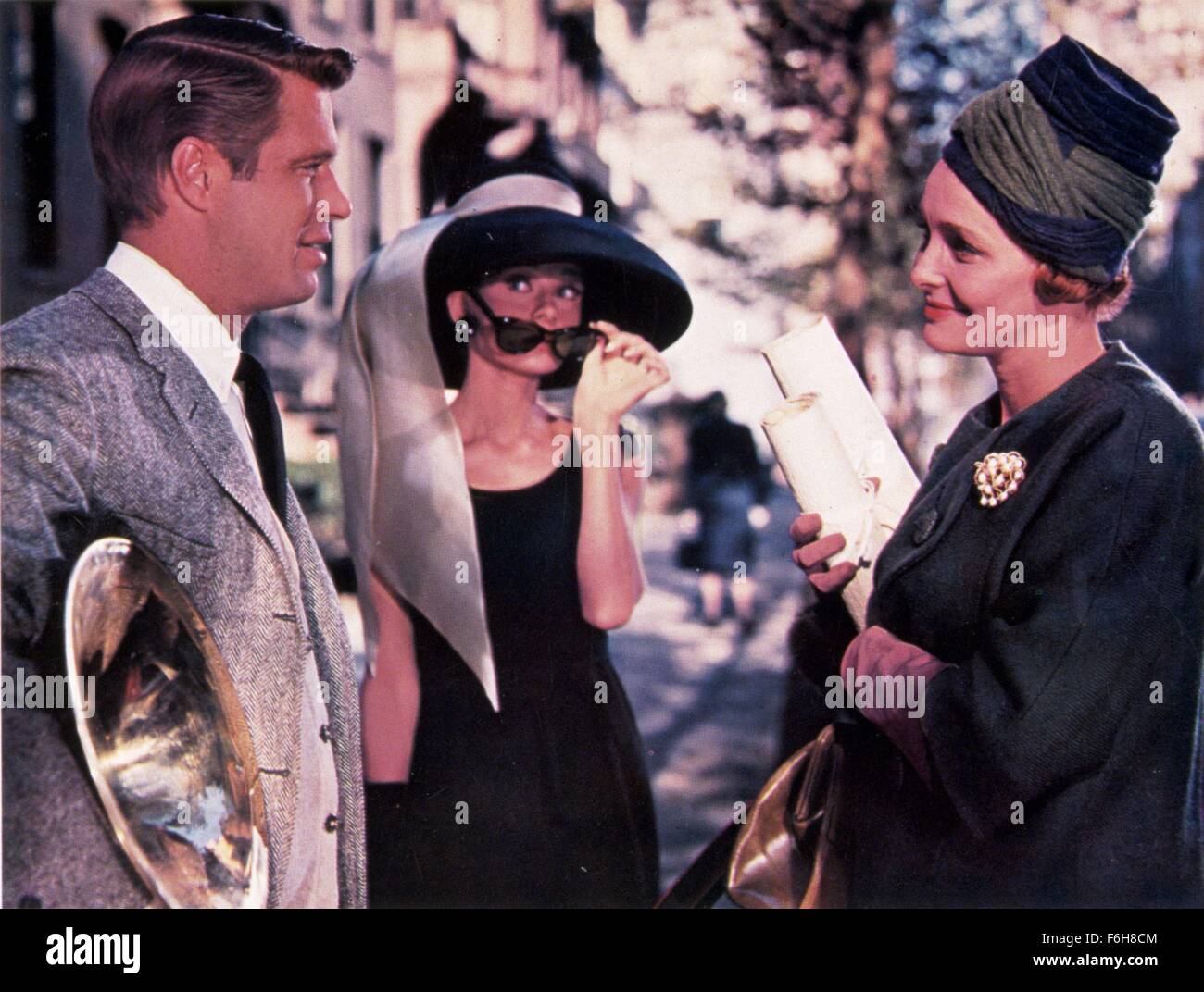 1961, il titolo del film: PRIMA COLAZIONE DA TIFFANY, Direttore: Blake  Edwards, Studio: Paramount, nella foto: Audrey Hepburn, PATRICIA NEAL,  GEORGE PEPPARD, riunione, flirtare, il ragazzo incontra una ragazza, occhiali  da sole. (