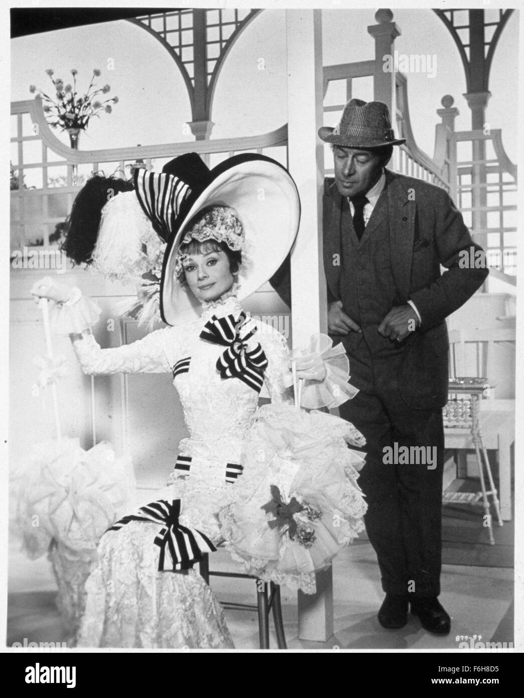 1964, il titolo del film: My Fair Lady, Direttore: George Cukor, Studio: WARNER, nella foto: corteggiatore, REX HARRISON, Audrey Hepburn, vestito - B&W, fronzoli, cappello, signora. (Credito Immagine: SNAP) Foto Stock