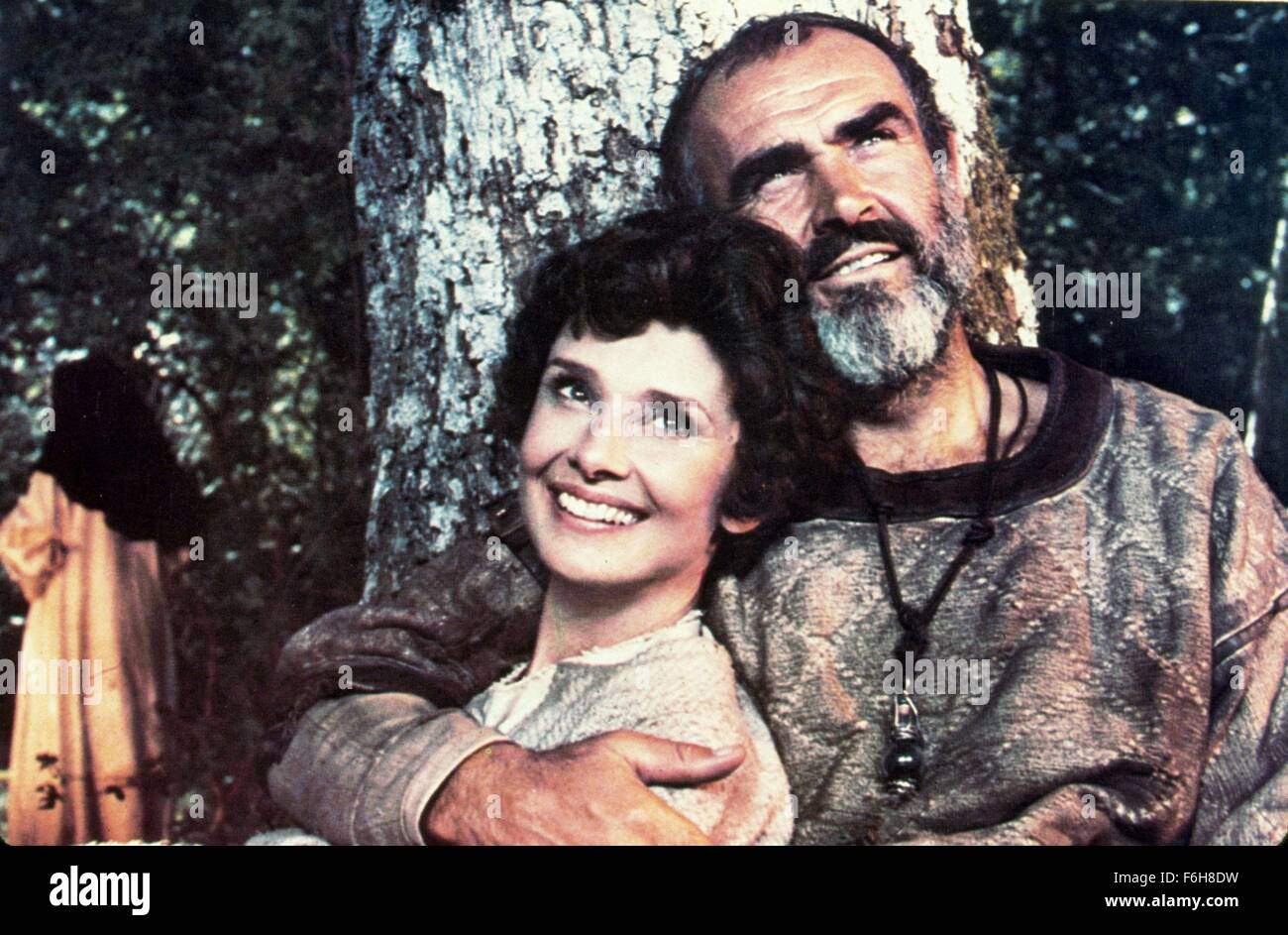1976, il titolo del film: Robin e Marian, Direttore: Richard Lester, nella foto: 1976, Sean Connery, Audrey Hepburn, albero, abbraccio. (Credito Immagine: SNAP) Foto Stock