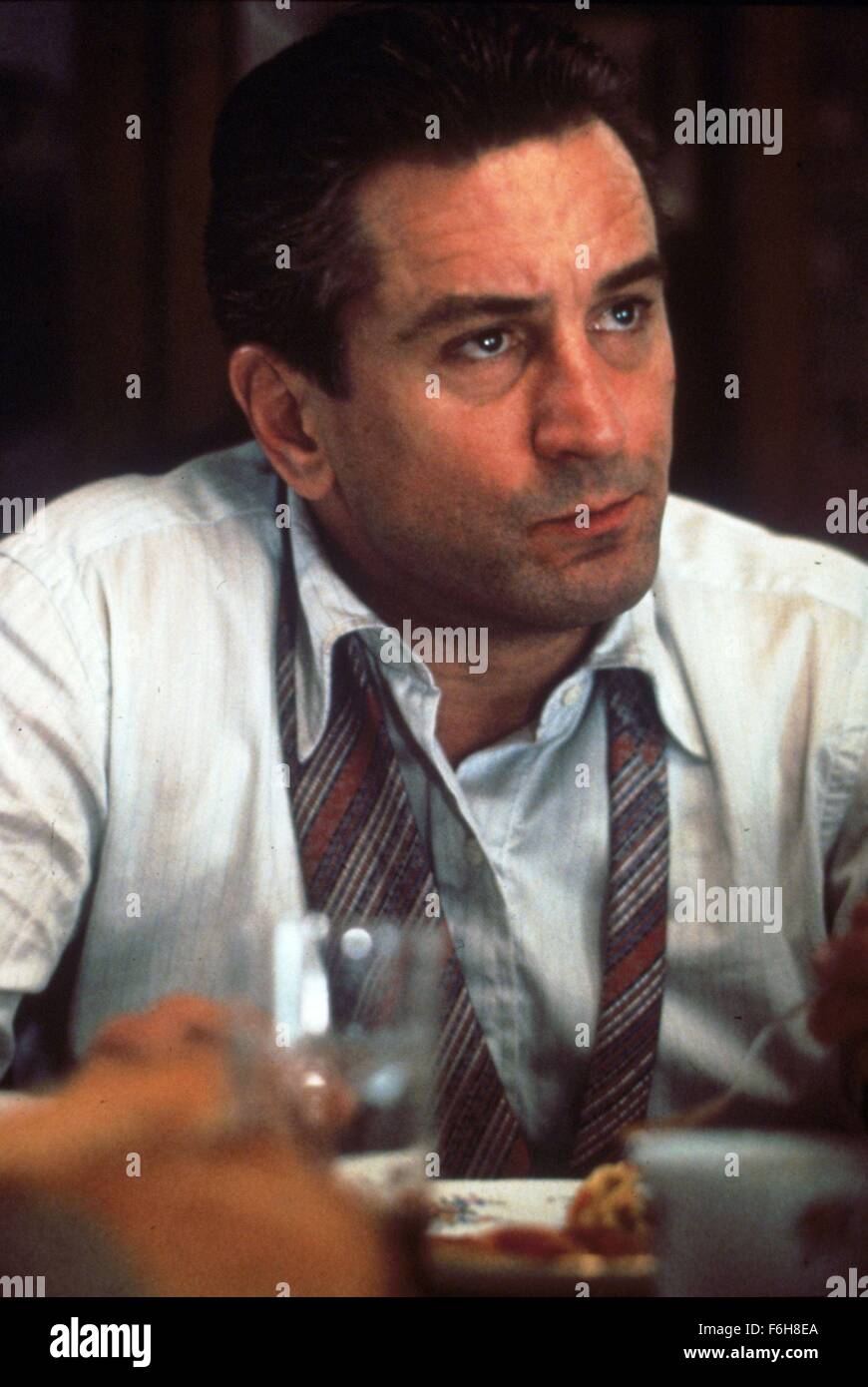 Data di rilascio: Settembre 19, 1990 il titolo del filmato: Goodfellas STUDIO: CBS Regia: Martin Scorsese trama: la storia di Irish-Italian American, Henry Hill, e come egli vive giorno per giorno la vita come un membro della mafia. Basato su una storia vera, la trama ruota attorno a Henry e i suoi due amici instabile Jimmy e Tommy come essi gradualmente salire la scala dalla microcriminalità di violenti omicidi. Nella foto: Robert De Niro come James Conway. (Credito Immagine: c Warner Bros Foto/Immagini di intrattenimento) Foto Stock