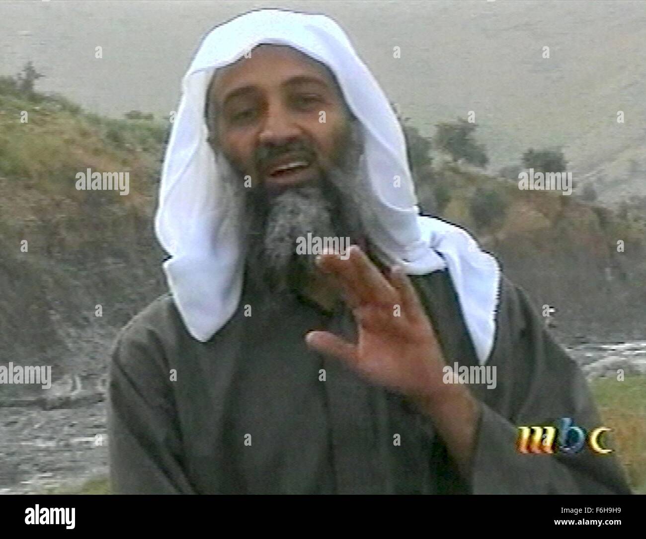 OSAMA BIN LADEN (Marzo 10, 1957 - 1 Maggio 2011) era un membro di una ricca famiglia saudita e il fondatore del jihadista organizzazione terroristica di al-Qaeda, responsabile per il 11 settembre 2001 gli attacchi contro gli Stati Uniti Ucciso in Abbottabad, Pakistan dalla American forze militari. Nella foto: Aprile 15, 2002 - Jalalabad, Afghanistan - Osama bin Laden sul TV. (Credito Immagine: c Al-Jazeera) Foto Stock