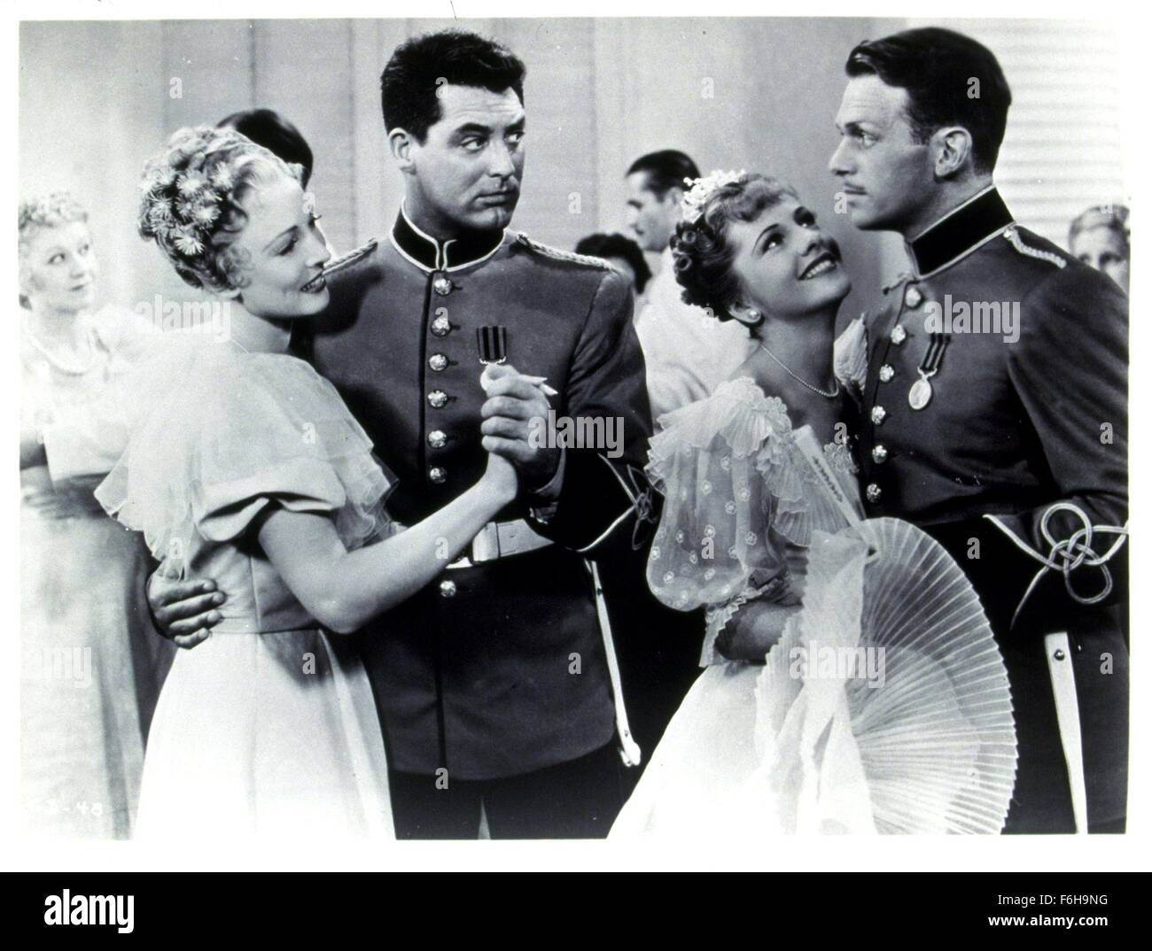 1939, il titolo del film: GUNGA DIN, Direttore: STEVENS GEORGE, Studio: RKO, nella Foto: ANN EVERS, Douglas Fairbanks Jr, JOAN FONTAINE, Cary Grant, militare, disinteressato, esercito uniforme. (Credito Immagine: SNAP) Foto Stock