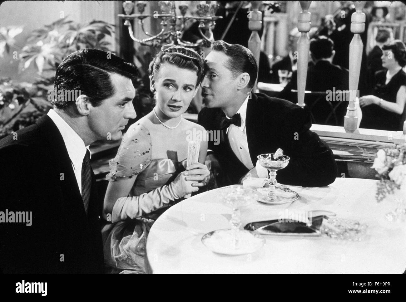 1948, il titolo del film: ogni ragazza dovrebbe essere sposato, Direttore: DON HARTMAN, Studio: RKO, nella foto: 1948, BETSY DRAKE, Cary Grant, segreto, FRANCHOT TONE, triangolo di amore, circondato da uomini, sussurra, TUXEDO. (Credito Immagine: SNAP) Foto Stock