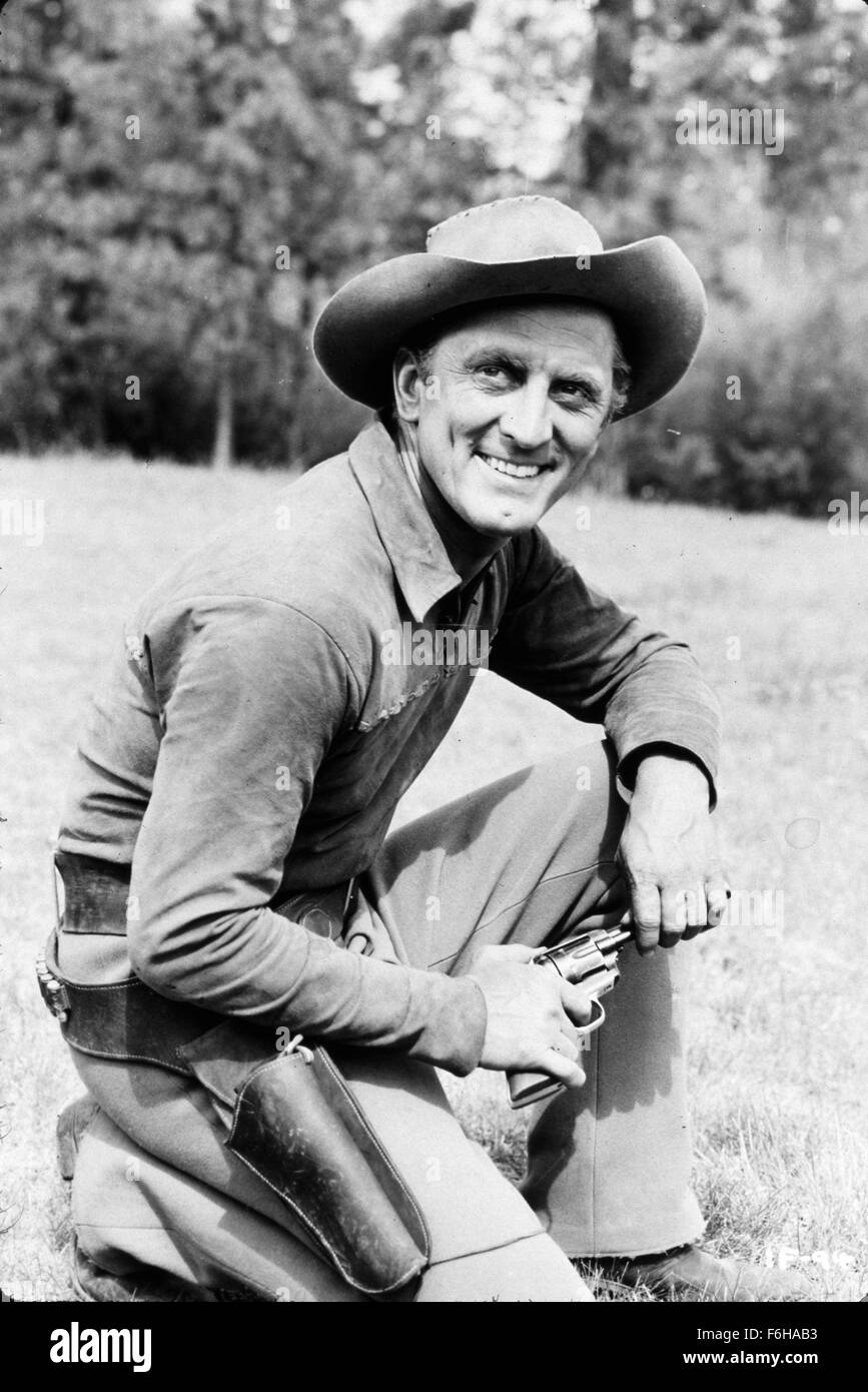 1955, il titolo del film: INDIAN FIGHTER, Direttore: ANDRE DE TOTH, Studio UNIV, nella foto: ABBIGLIAMENTO, ANDRE DE TOTH, Kirk Douglas. (Credito Immagine: SNAP) Foto Stock