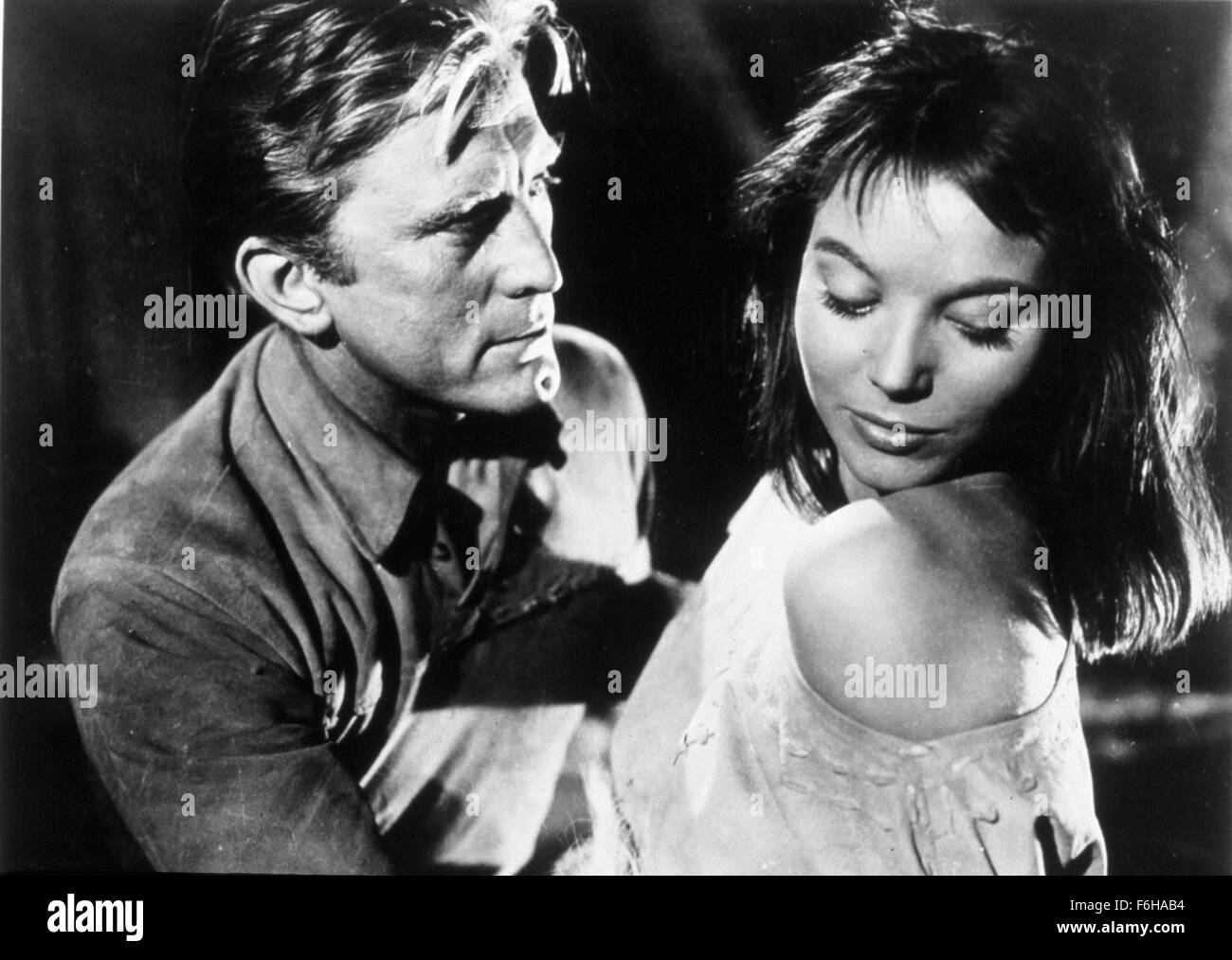 1955, il titolo del film: INDIAN FIGHTER, Direttore: ANDRE DE TOTH, Studio UNIV, nella foto: ABBIGLIAMENTO, ANDRE DE TOTH, Kirk Douglas, ELSA Martinelli. (Credito Immagine: SNAP) Foto Stock