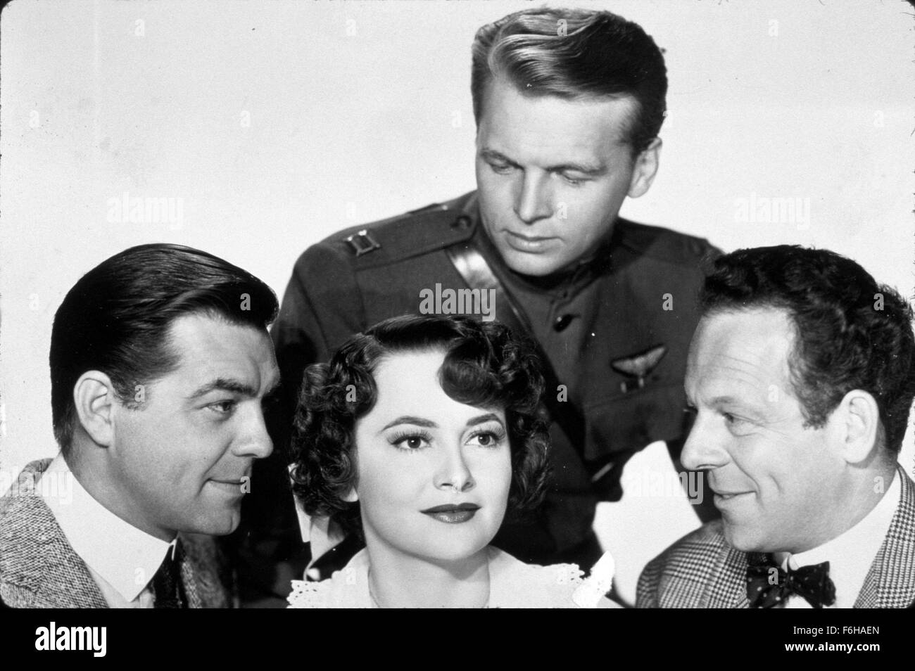 1946, il titolo del film: A CIASCUNO IL SUO, Direttore: MITCHELL LEISEN, Studio: Paramount, nella foto: 1946 Awards - Accademia, Miglior Attrice, OLIVIA DeHAVILLAND, BILL GOODWIN, MITCHELL LEISEN, John Lund, PHILLIP TERRY, circondato da uomini, DISINTERSTED, Oscar rétro. (Credito Immagine: SNAP) Foto Stock