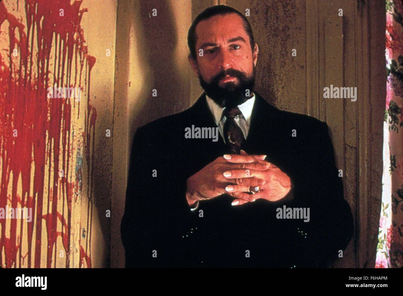 1987, il titolo del film: angelo cuore, Direttore: Alan Parker, raffigurato: ROBERT DeNIRO, mani giunte, sangue, scuro, male, minacciosa, tuta e disinvolto. (Credito Immagine: SNAP) Foto Stock