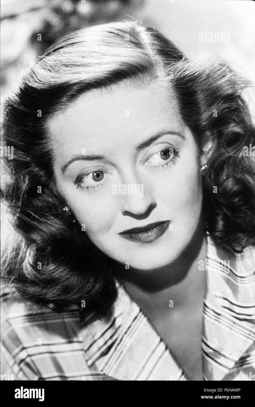 1952, il titolo del film: un altro uomo veleno, Direttore: IRVING RAPPER, Studio: UA, nella foto: BETTE DAVIS, colpo alla testa, guardando lontano, ritratto. (Credito Immagine: SNAP) Foto Stock