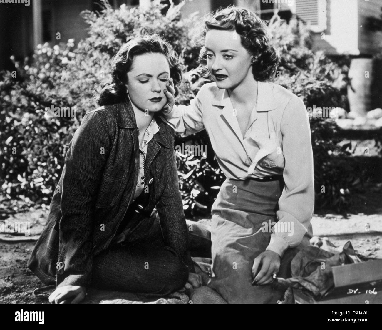 1939, il titolo del film: DARK VITTORIA, Direttore: EDMUND GOULDING, Studio: WARNER, nella foto: BETTE DAVIS, GERALDINE FITZGERALD. (Credito Immagine: SNAP) Foto Stock