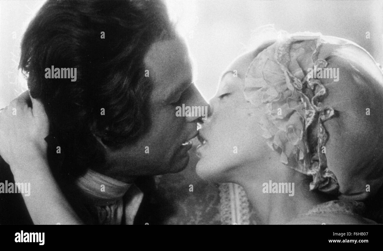 1975, il titolo del film: BARRY LYNDON, Direttore: Stanley Kubrick, Studio: WARNER, nella foto: Marisa Berenson, baciare, Stanley Kubrick, RYAN O'Neal. (Credito Immagine: SNAP) Foto Stock