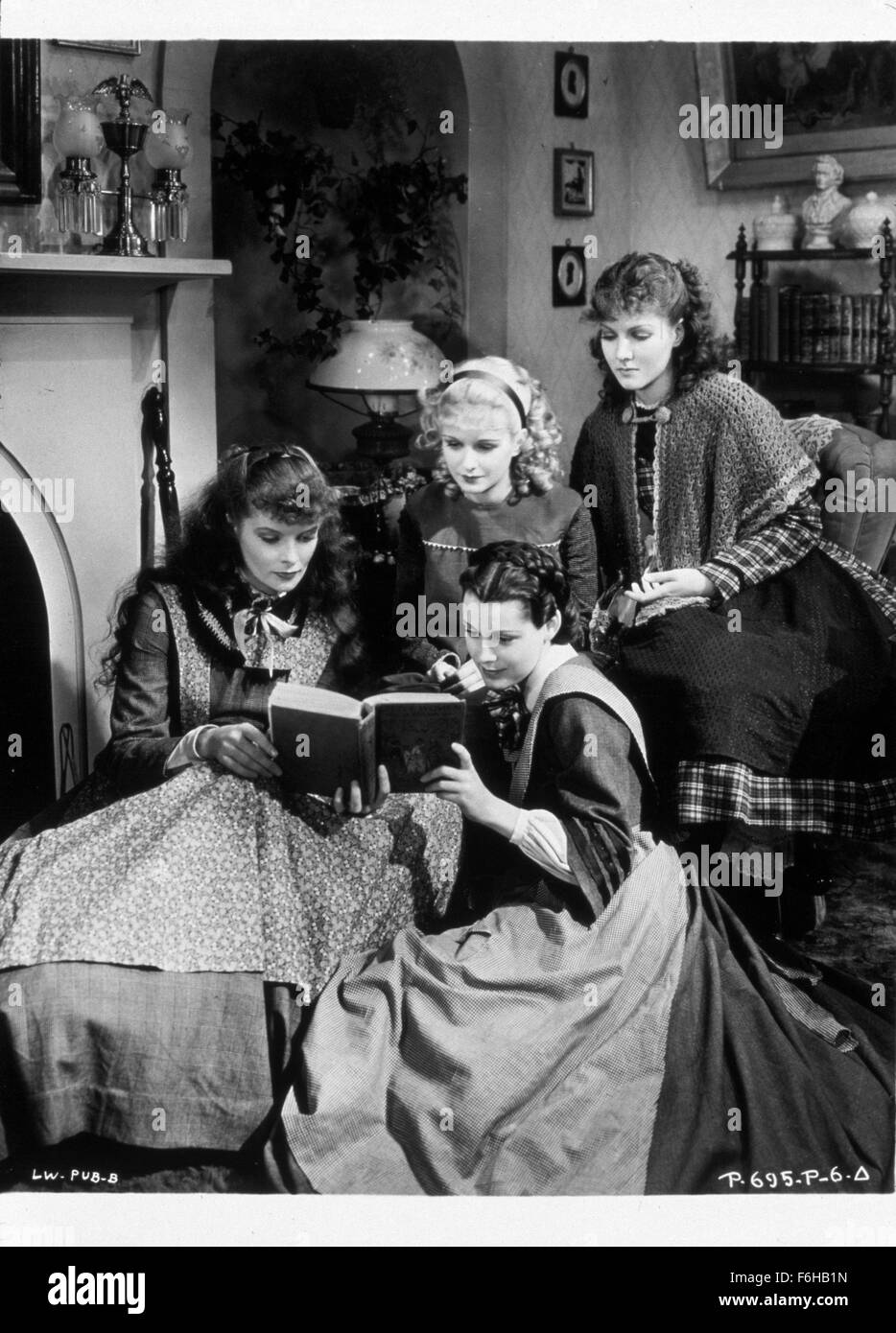 1933, il titolo del film: Piccole Donne, Direttore: George Cukor, Studio: RKO, nella foto: Film still, 1933, Joan Bennett, FRANCES DEE, Katharine Hepburn, JEAN PARKER, Salone, Camino, la lettura, la seduta. (Credito Immagine: SNAP) Foto Stock